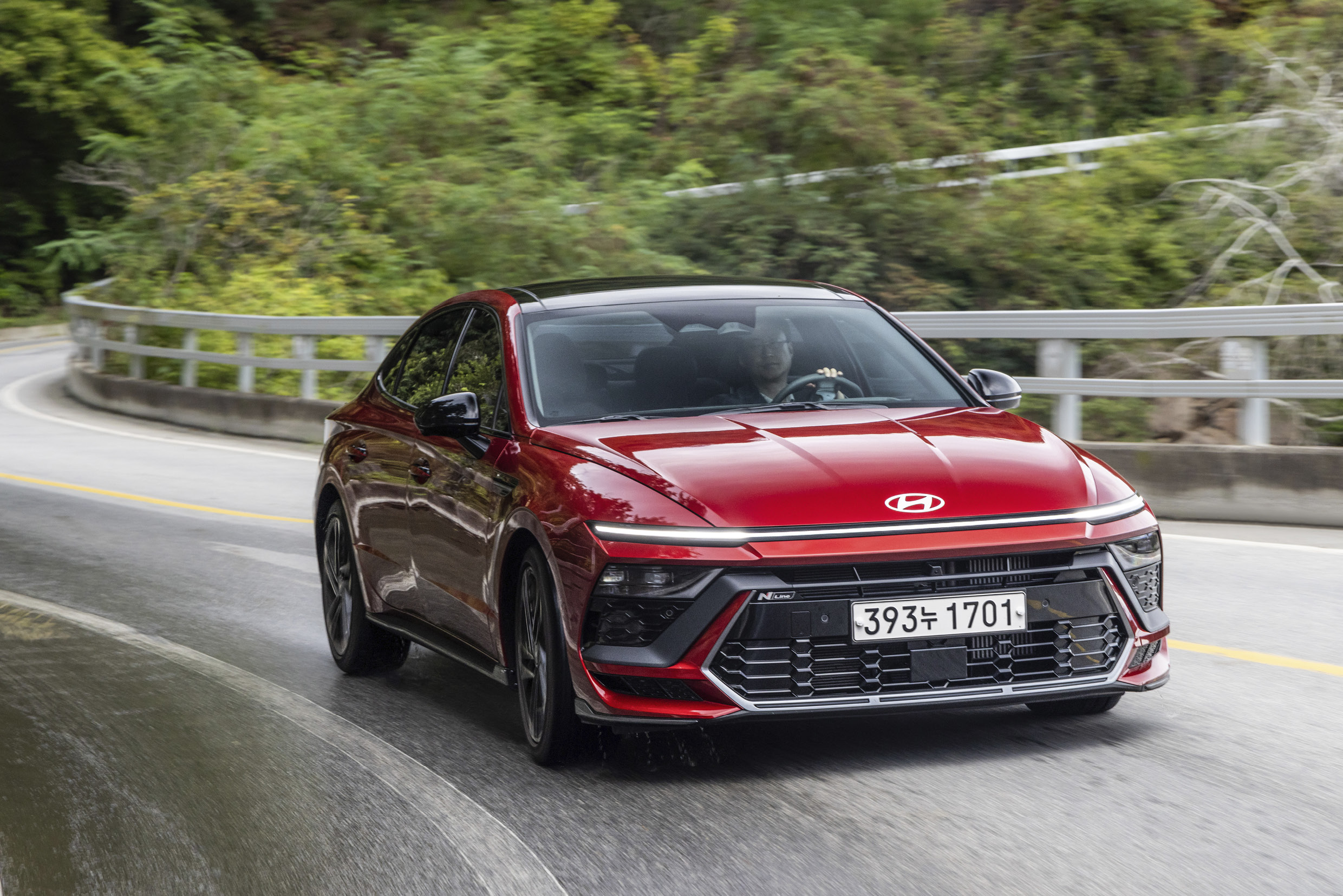 빨간색 쏘나타가 숲길을 주행하는 모습