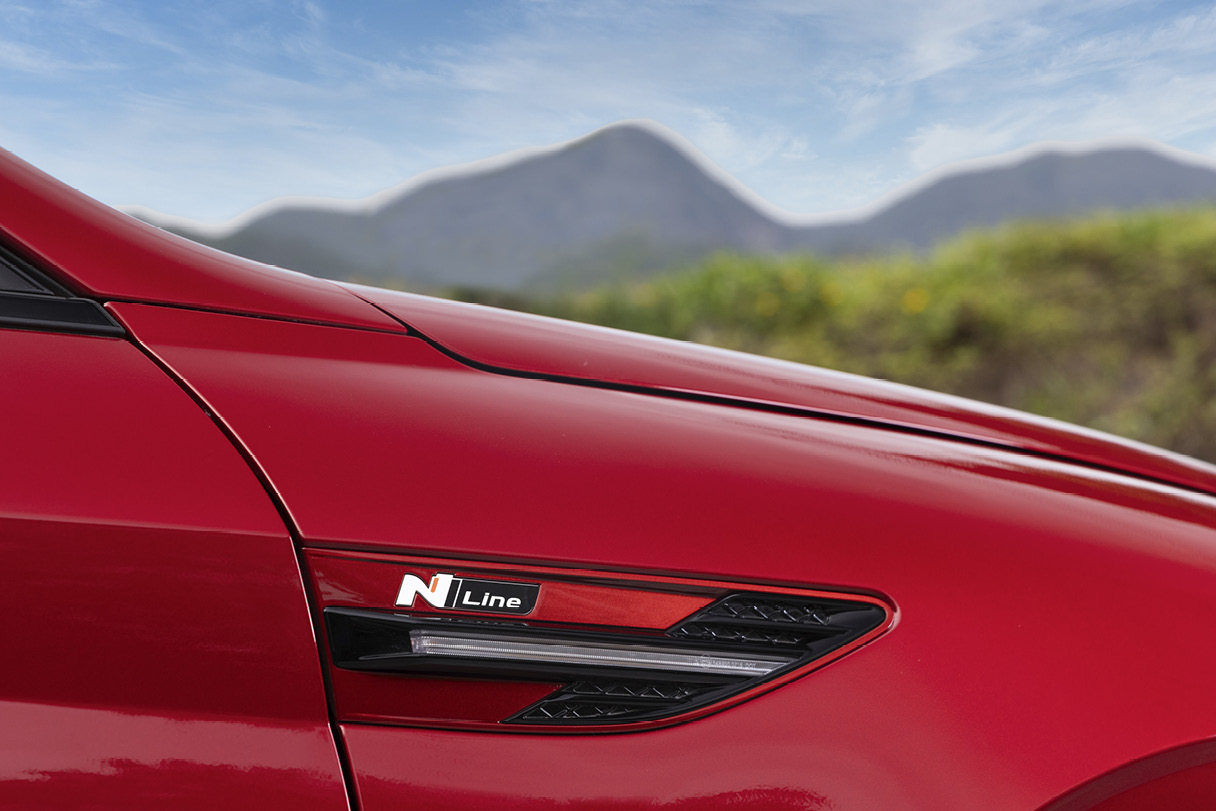 쏘나타 측면 가니시를 가깝게 비춘 모습