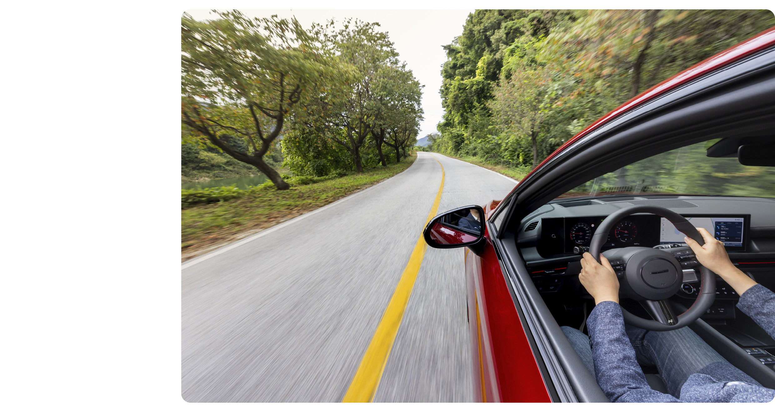 쏘나타를 운전하는 남성의 모습