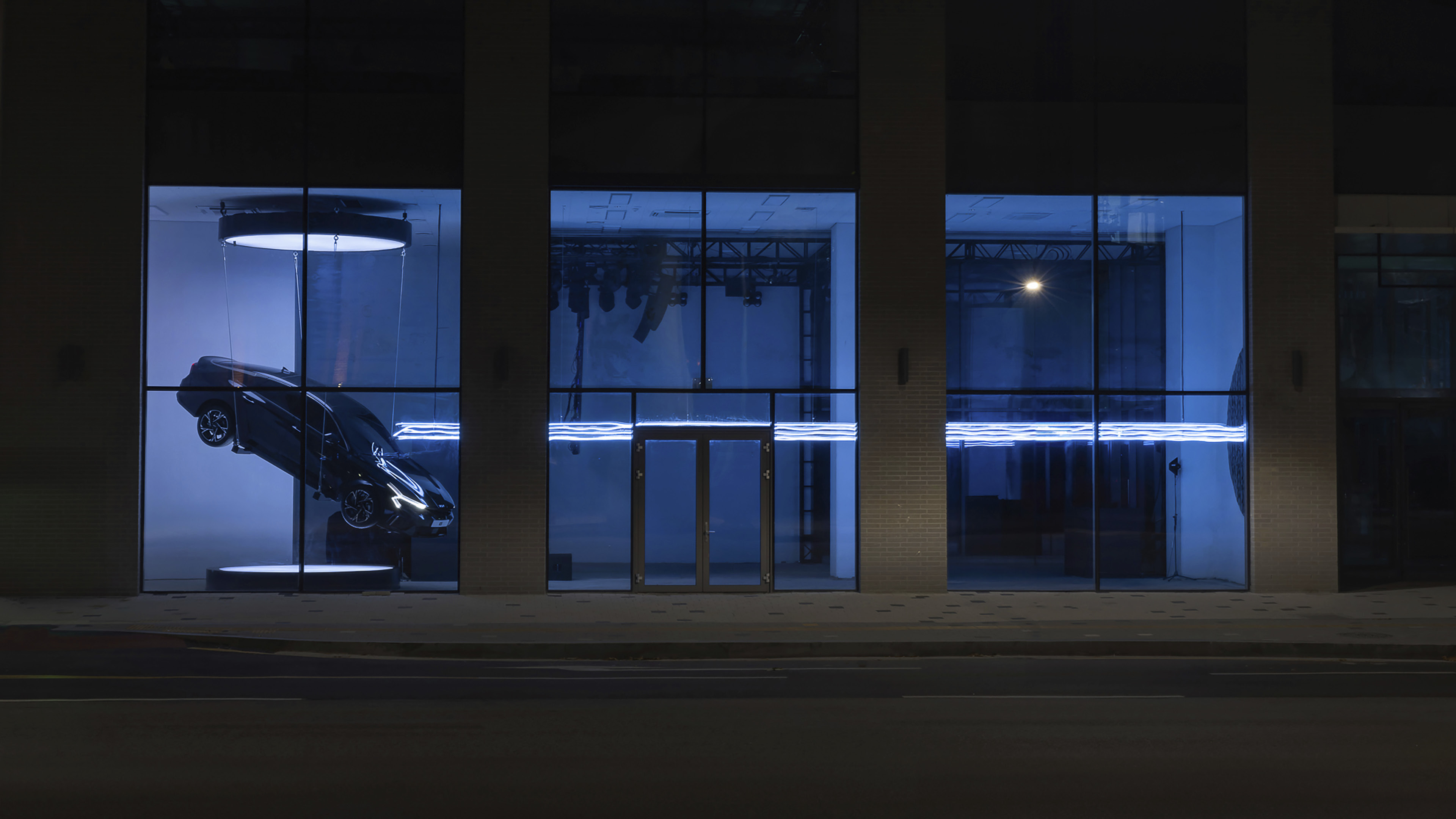 건물 너머로 더 뉴 K5가 공중부양한 모습