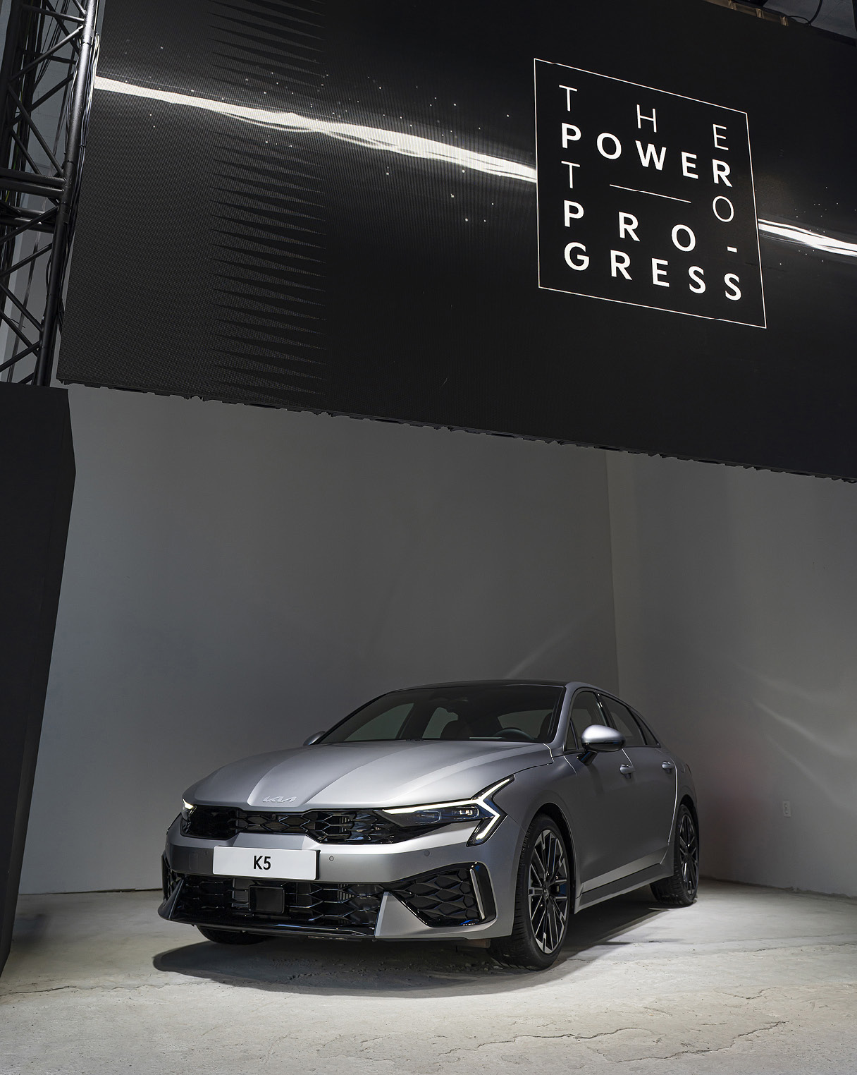 더 뉴 K5가 건물 내부에 주차된 전측면 모습
