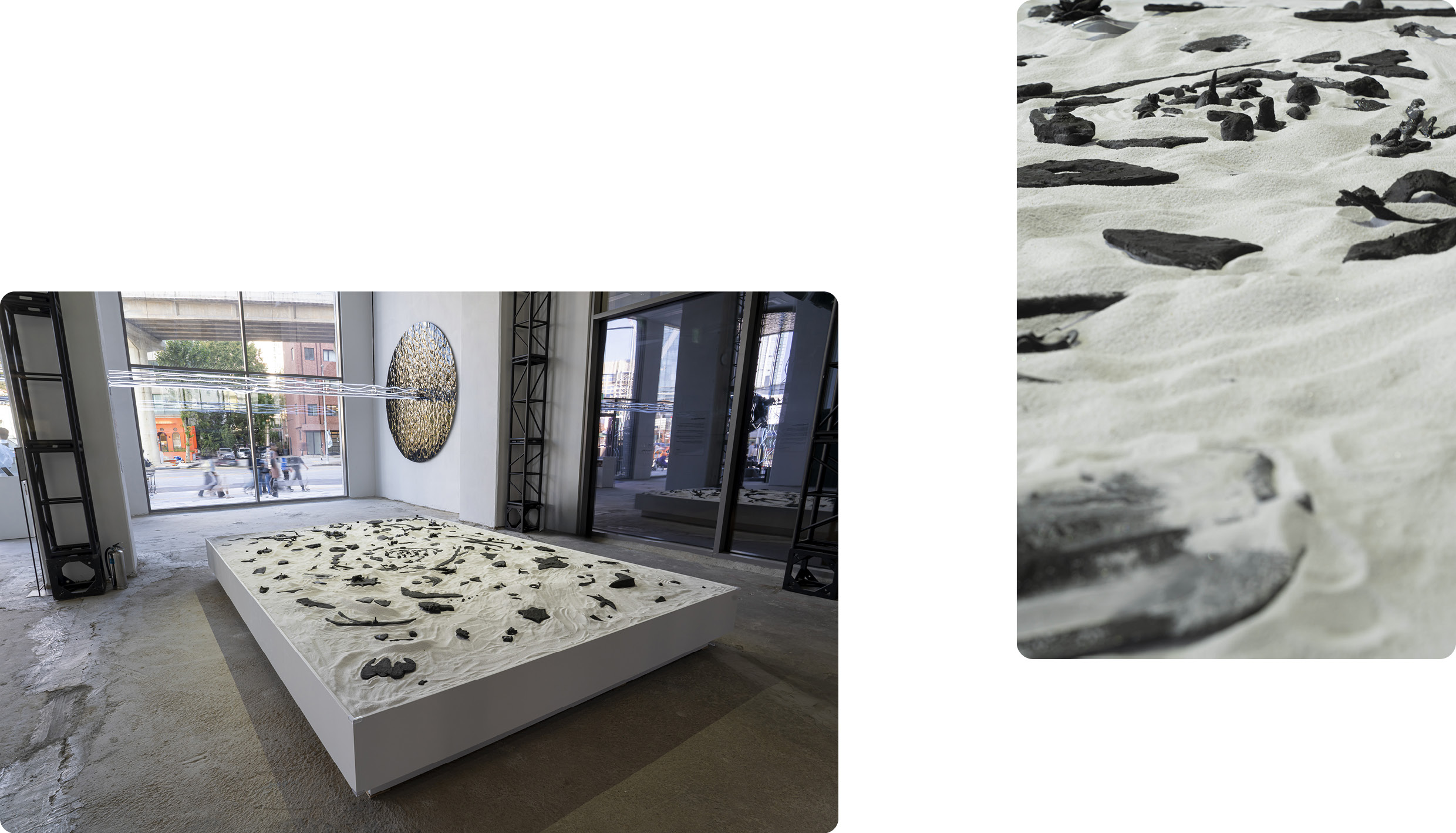 하얀 모래 위에 더 뉴 K5 부품 및 주요 오브제가 배치된 모습