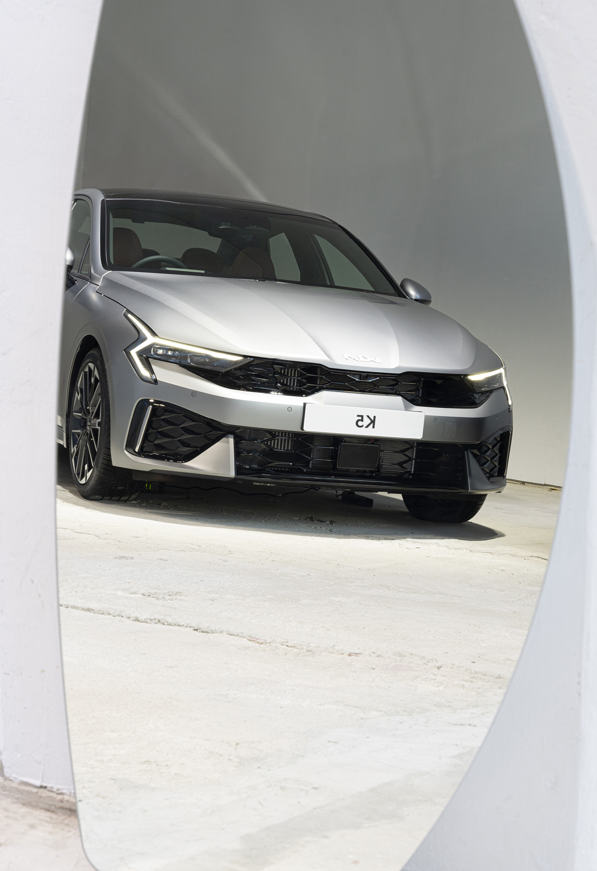 더 뉴 K5 전면부가 거울에 반사된 모습