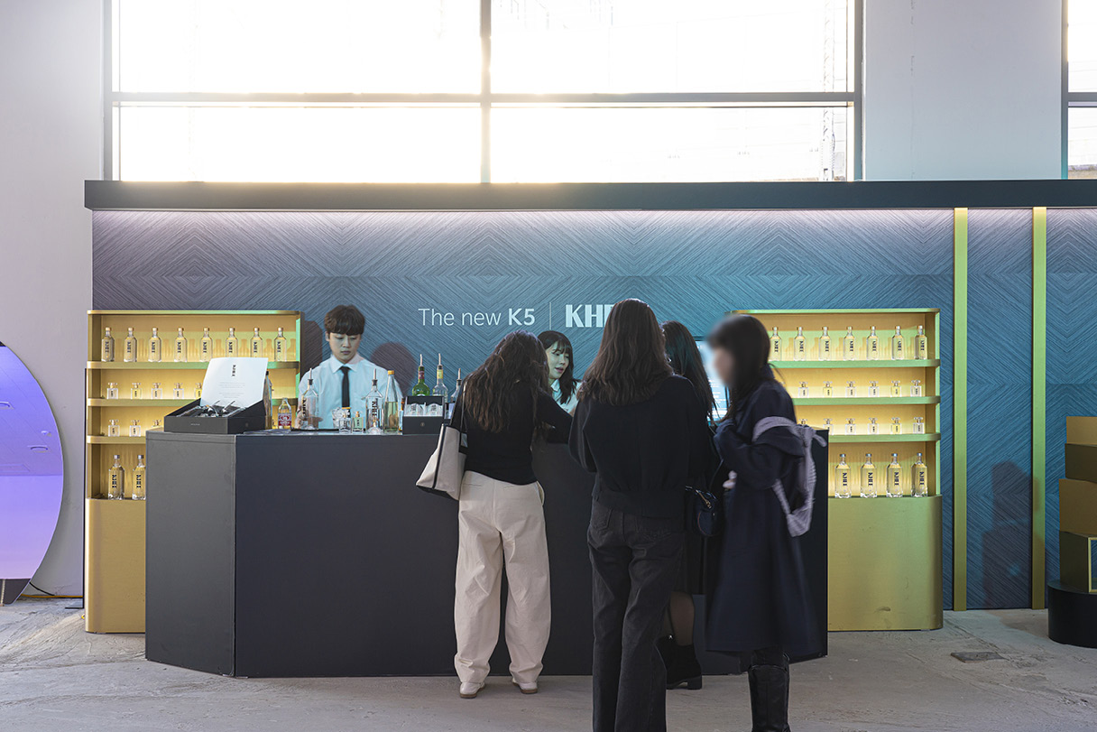 바 앞에 고객이 서 있는 모습