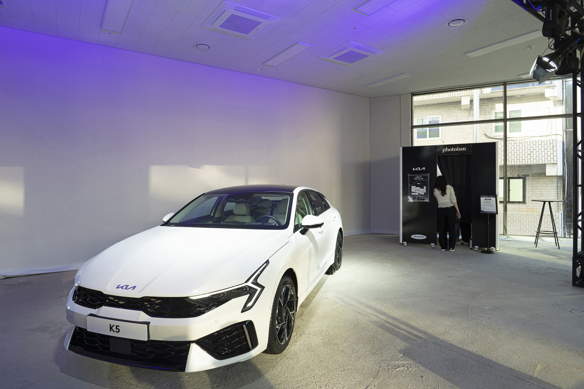 더 뉴 K5 뒤편에 포토부스가 설치된 모습