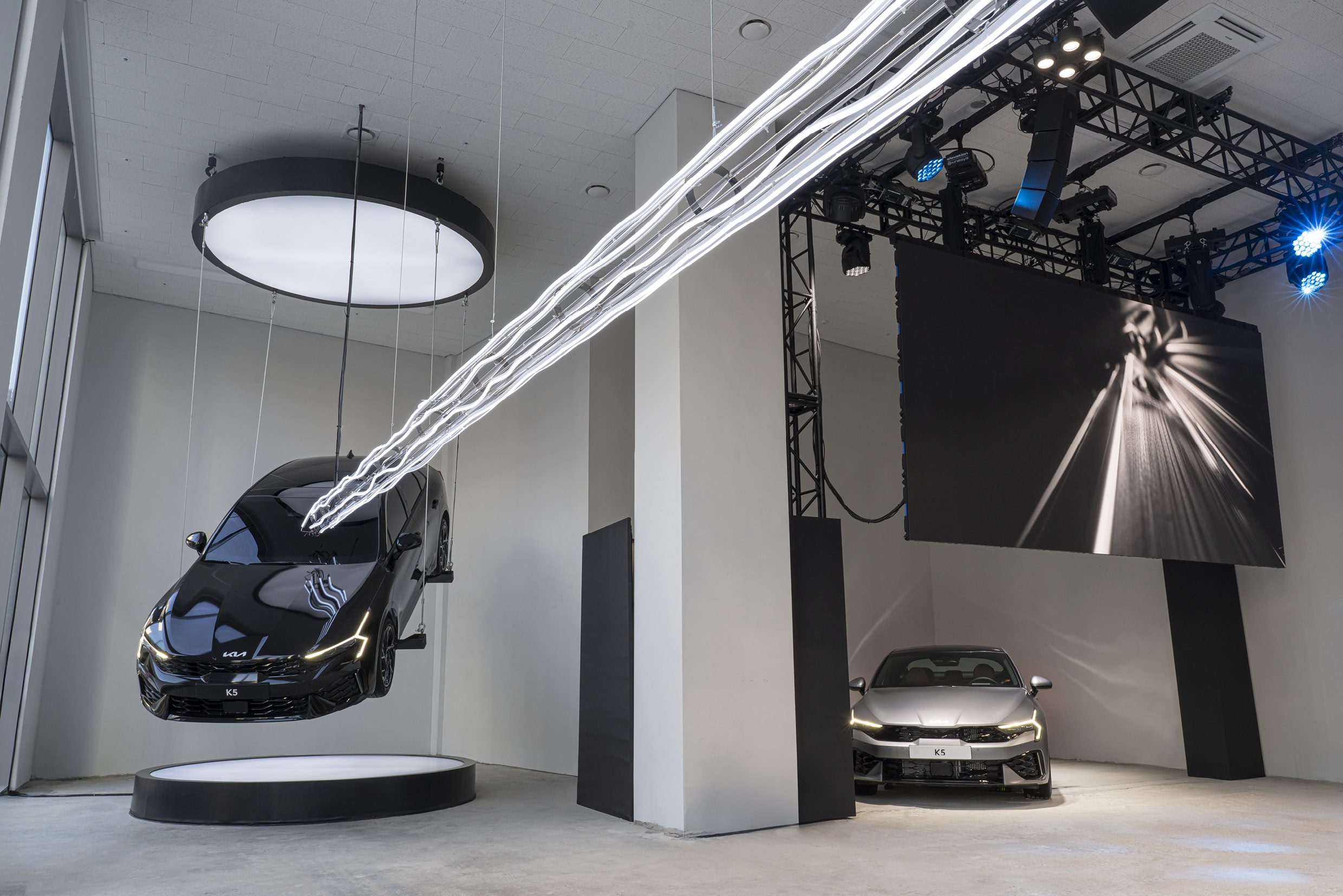 공중부양한 더 뉴 K5 옆으로 더 뉴 K5가 주차한 모습