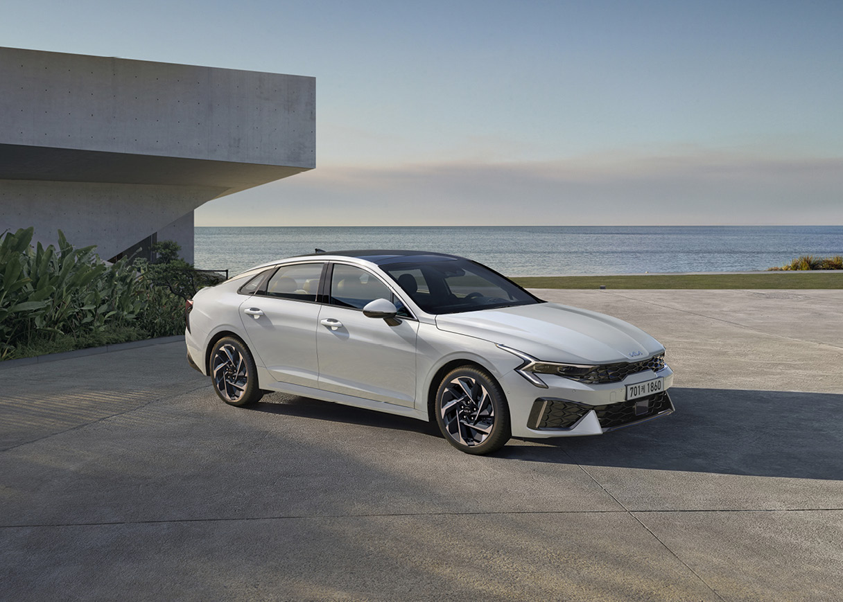 해변가 건물 주차장에 배치된 더 뉴 K5 모습