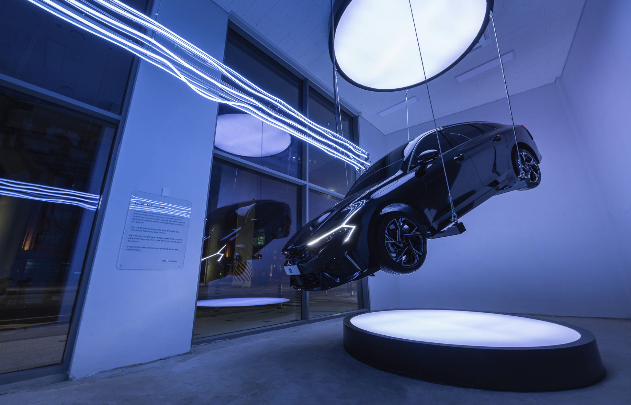 더 뉴 K5 팝업 전시 1층 차량 전시품