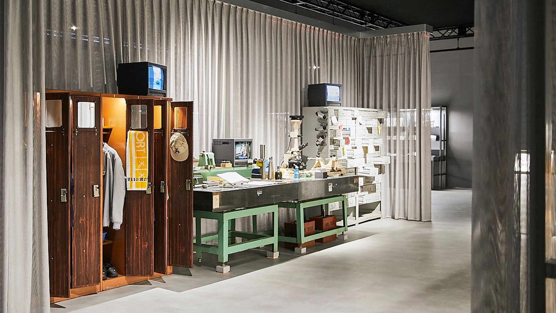 울산 EV 전용공장 기공식을 맞아 진행되는 헤리티지 전시에 마련된 울산공장 직원들의 소장품과 예전 장비들로 꾸며진 '작업자의 방'