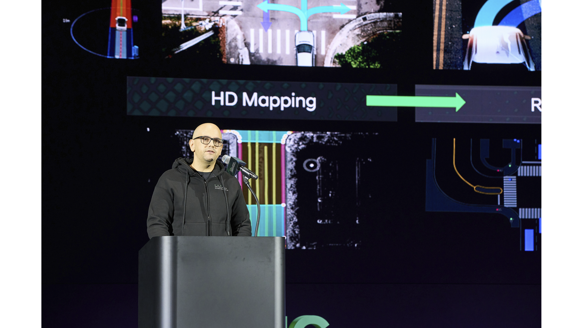 모셔널 마이클 세비딕 엔지니어링 부사장이 발표를 하는 모습