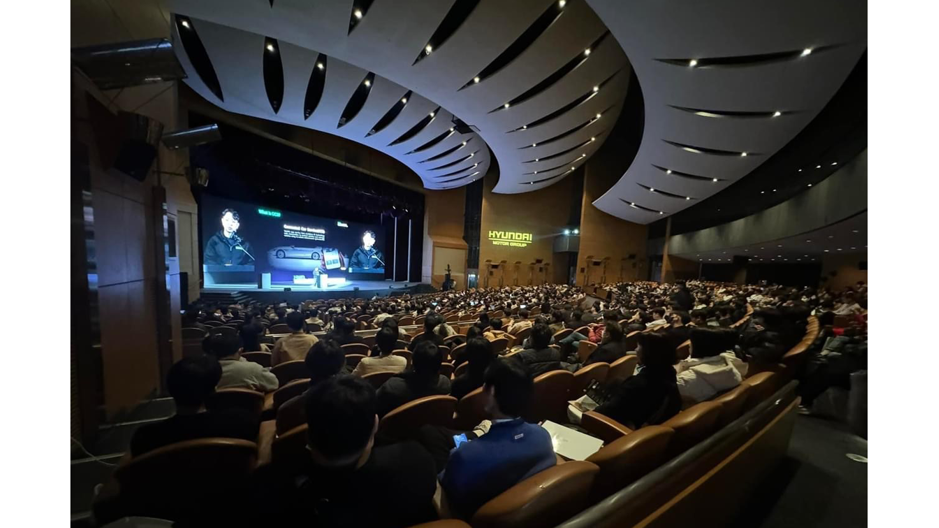 컨퍼런스 발표가 진행되는 모습