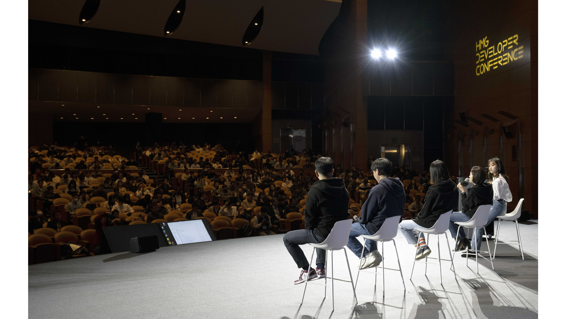 SDV 주제 발표자들이 대담을 하는 모습-2