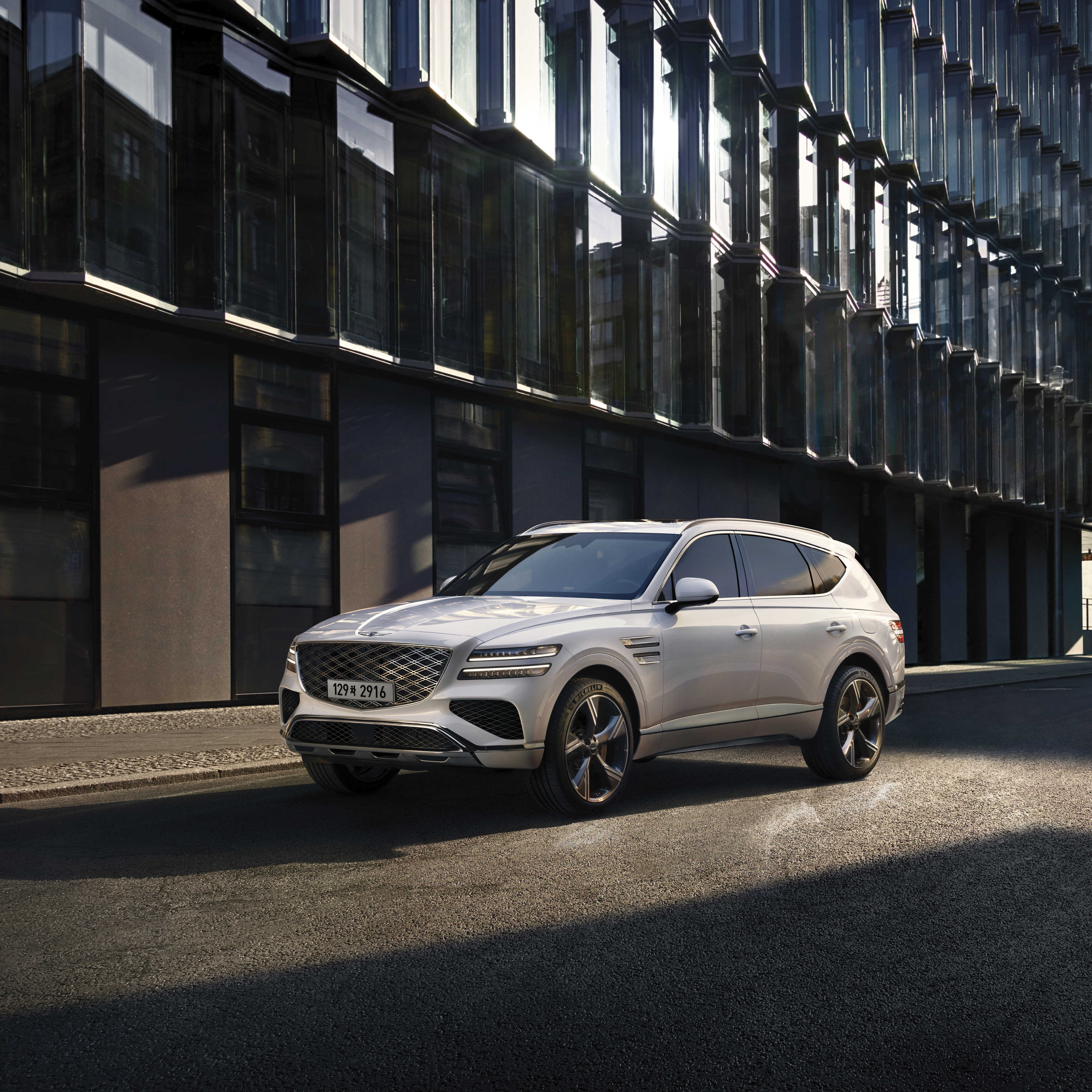 Genesis GV80 between buildings