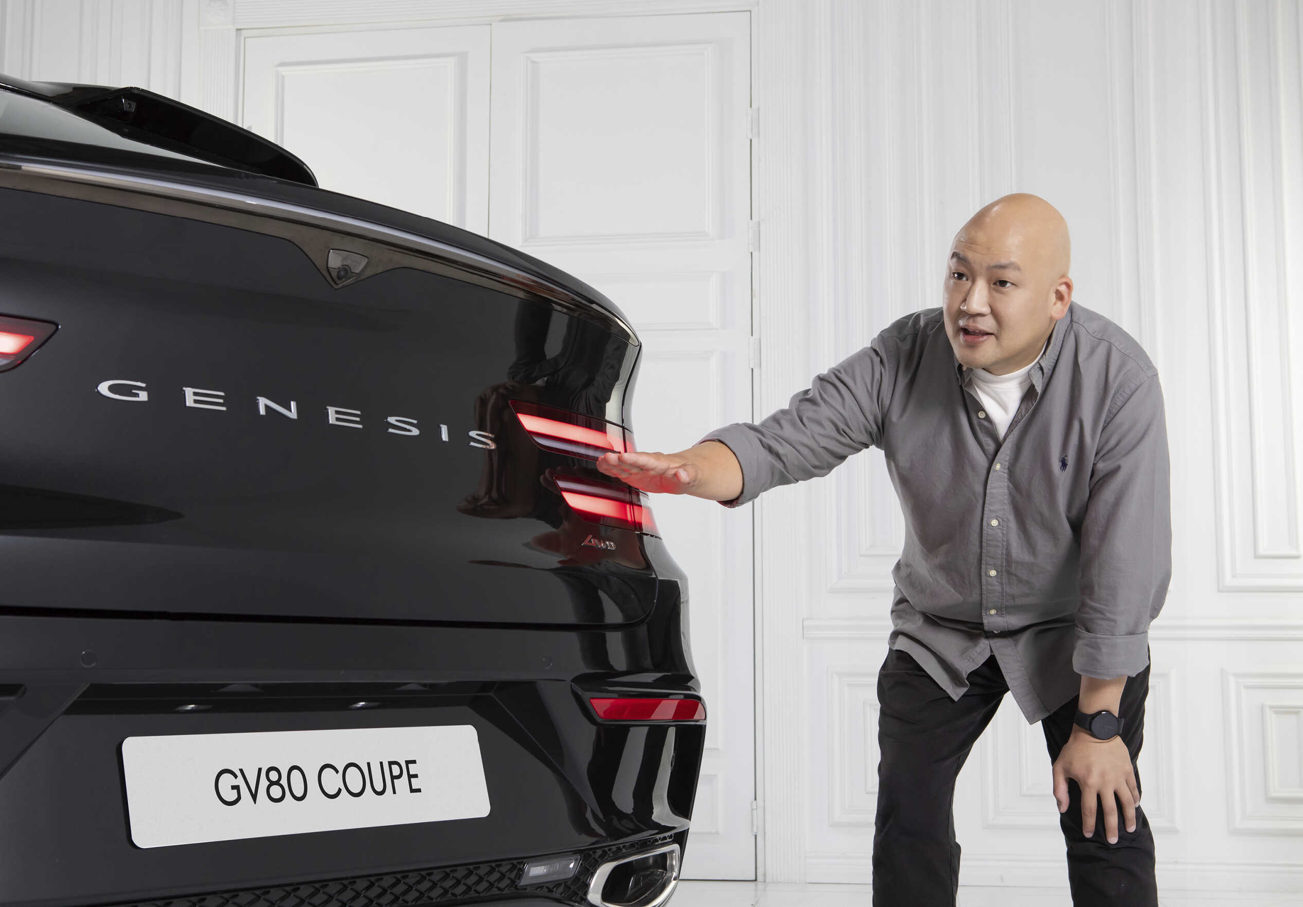 Senior researcher Soorak Hwang explains the rear design of the Genesis GV80 Coupe