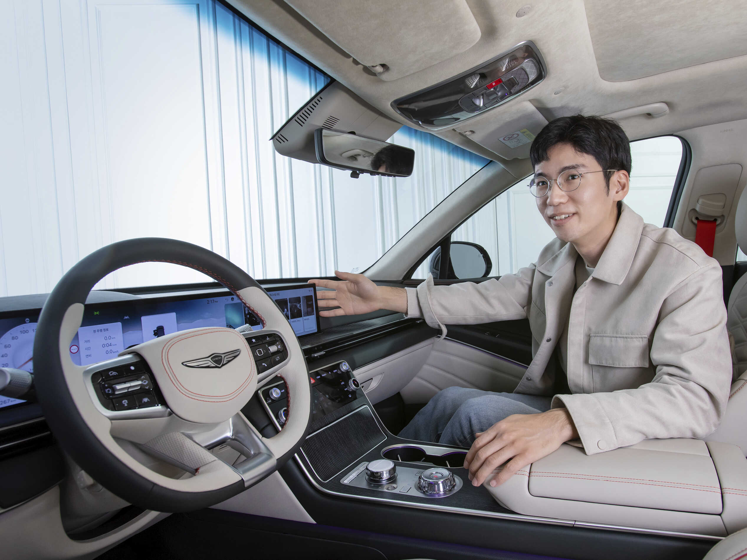 Researcher Jaemin Park explaining the 27-inch wide display applied to Genesis’ new GV80