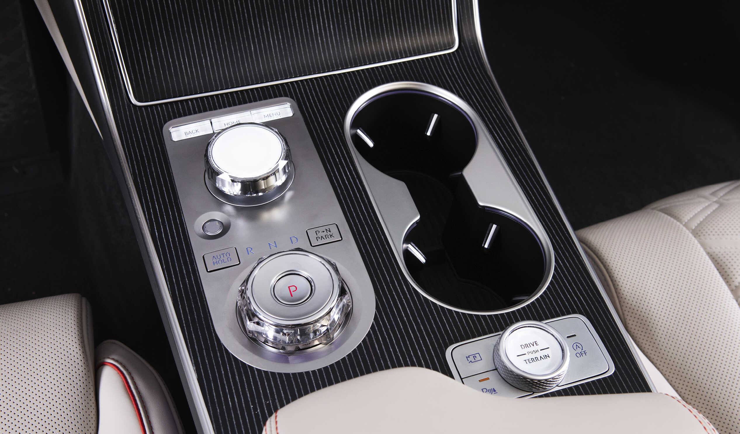 The new GV80's Genesis integrated controller and shift dial are made of jewel-like material.