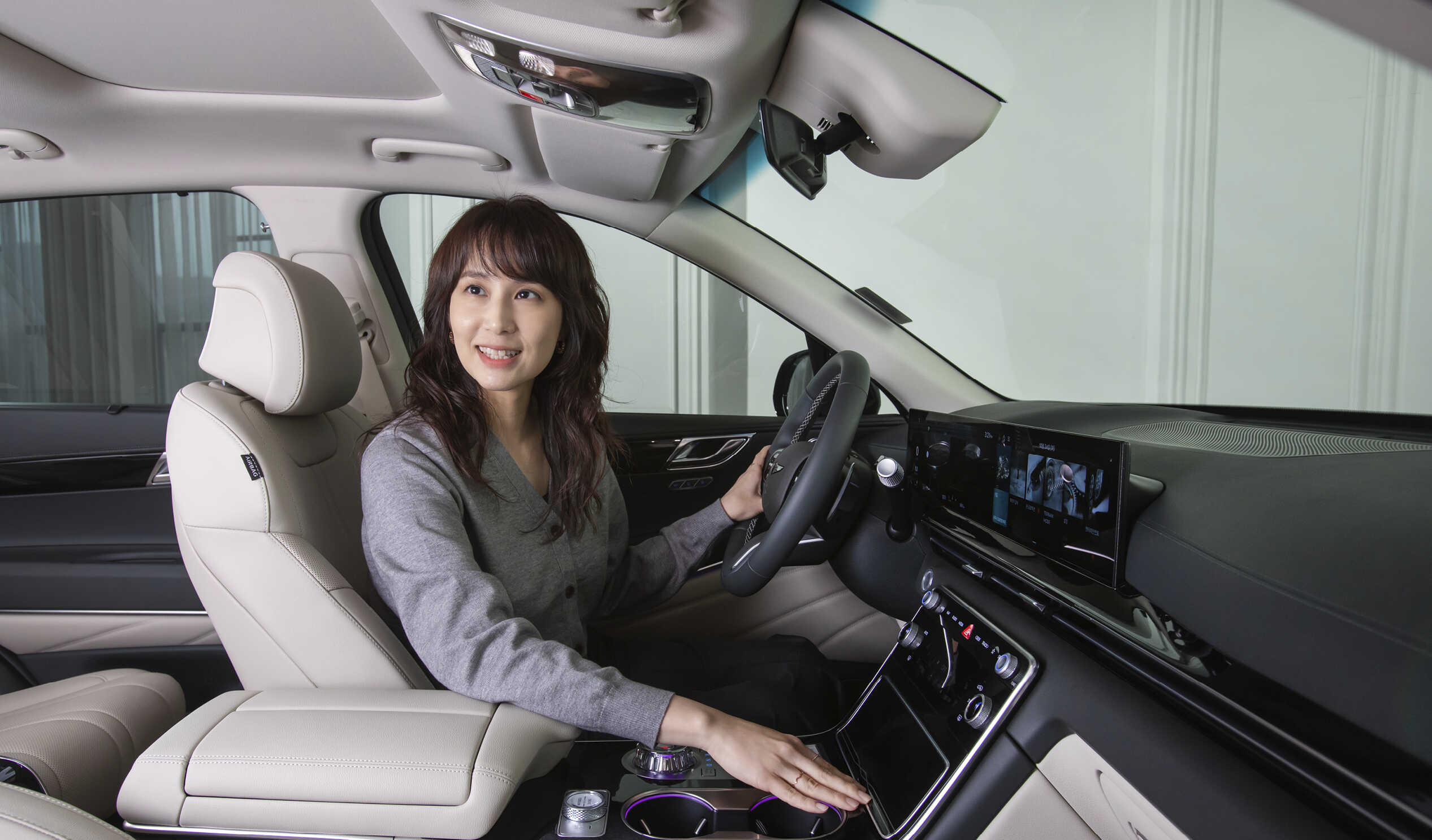 신형 GV80의 CMF 디자인을 담당한 유민희 책임연구원이 소재를 설명하고 있다