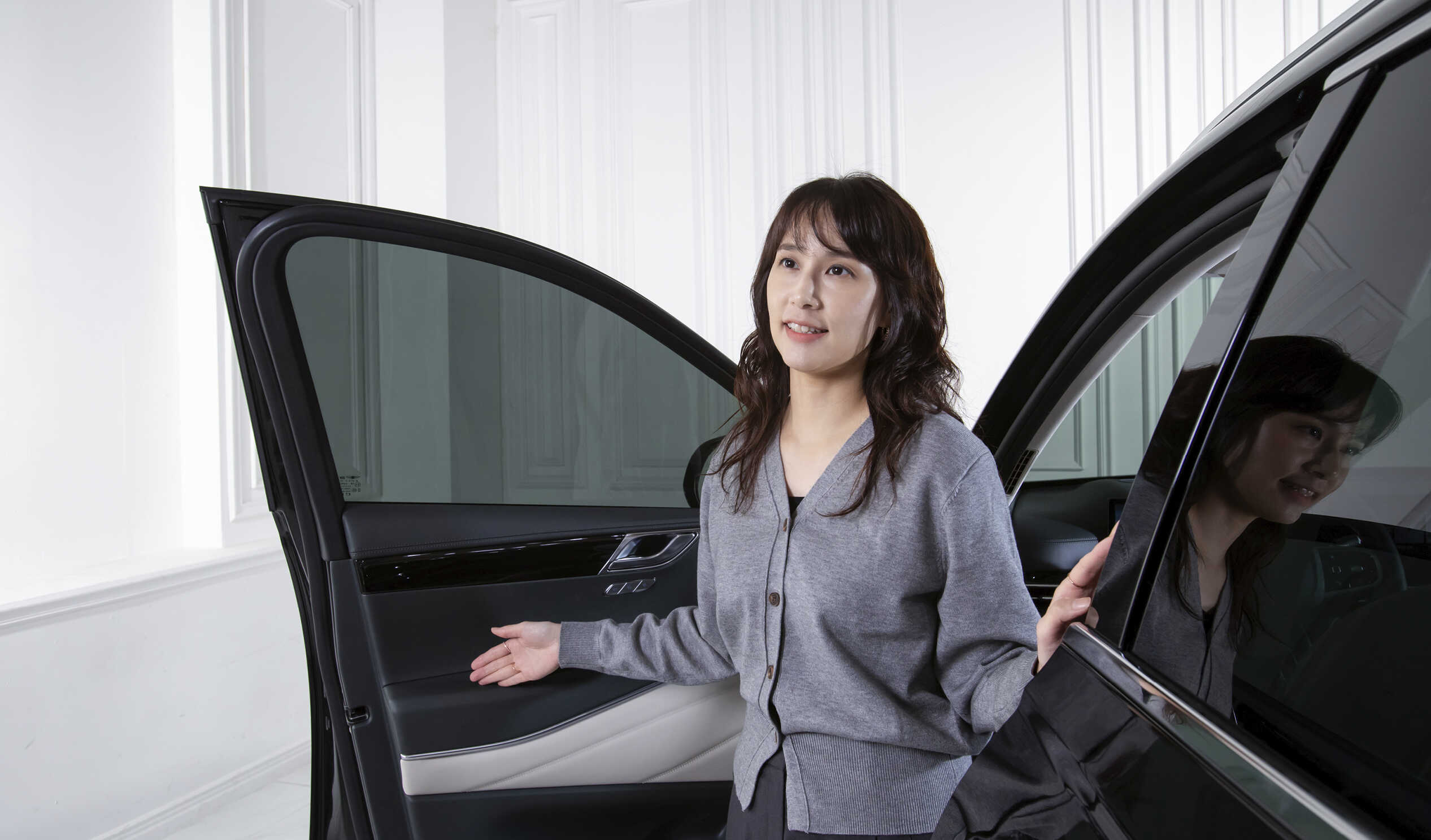 Senior researcher Minhee Yoo explaining the door trim material of the new GV80
