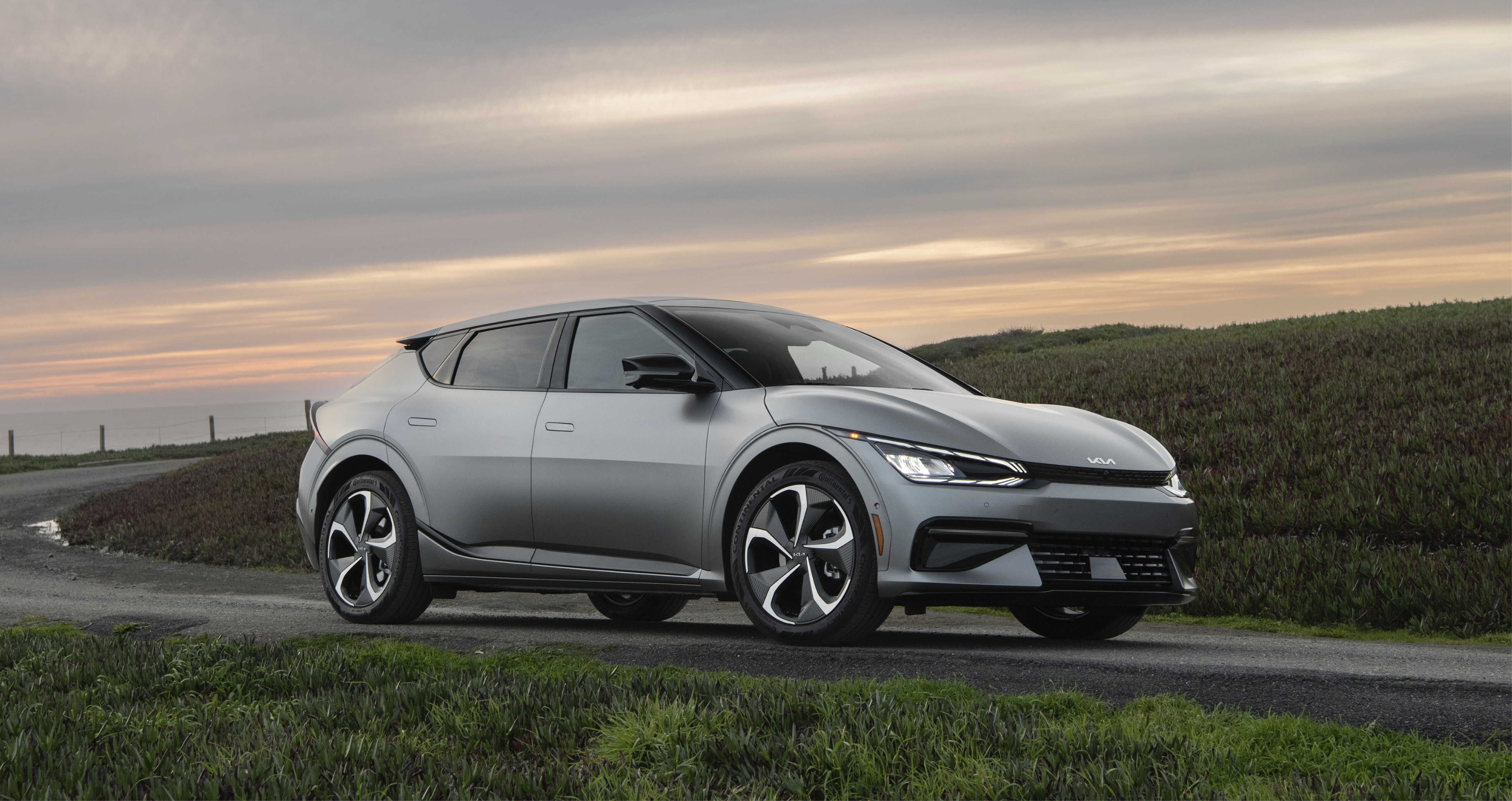 기아 EV6 GT가 한적한 시골 도로에 정차한 전측면 모습