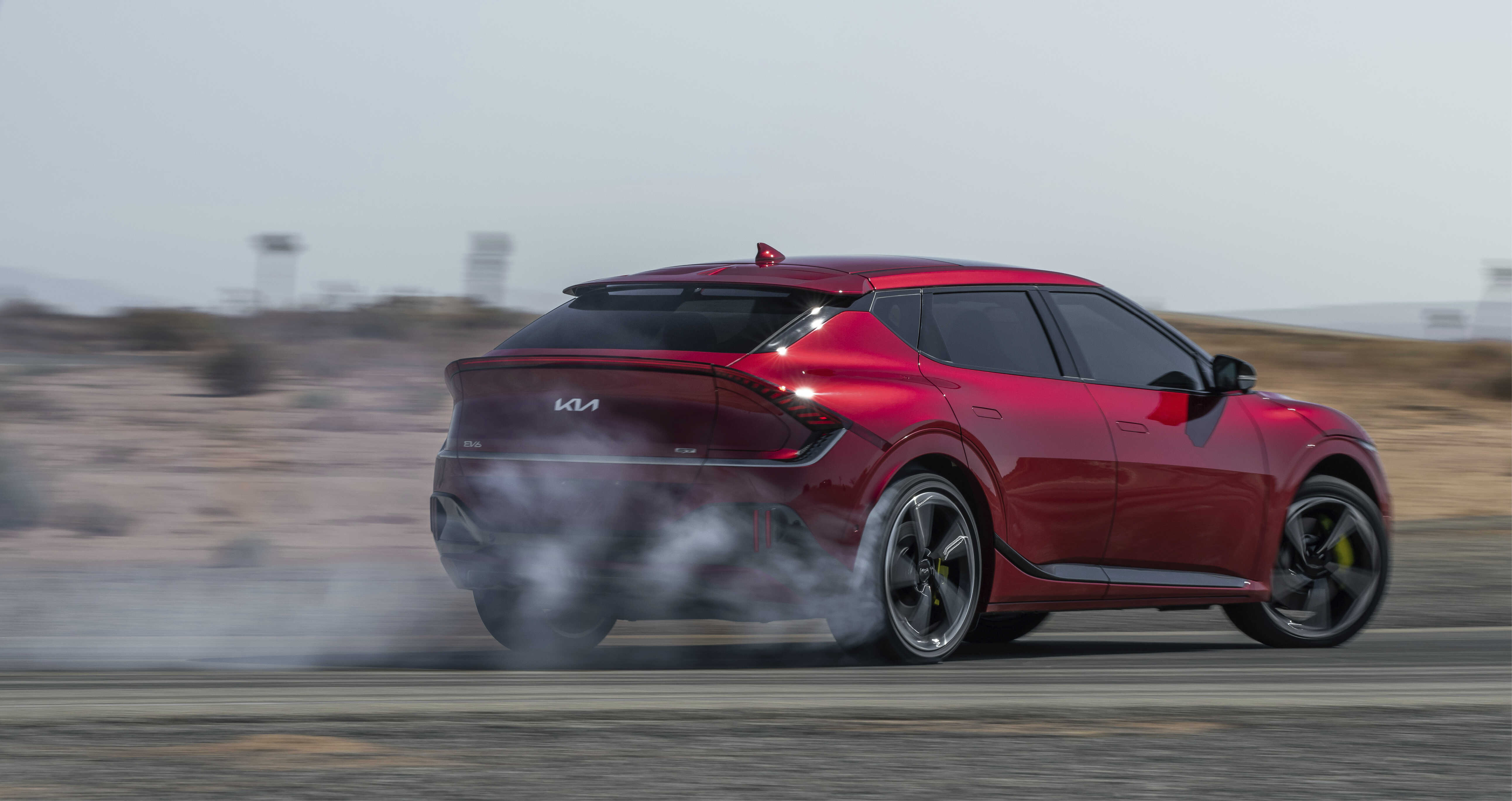 기아 EV6 GT가 드리프트 주행하는 후측면 모습