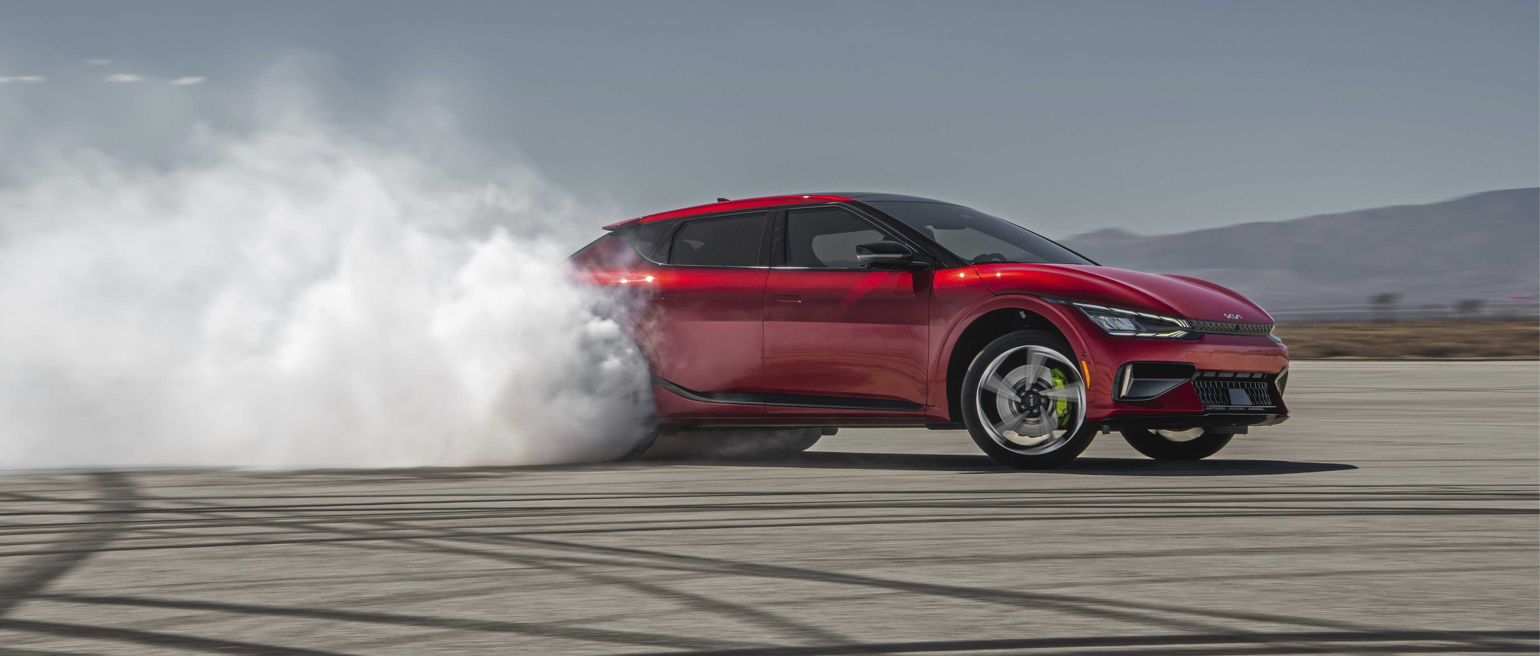 기아 EV6 GT가 드리프트 주행하는 전측면 모습