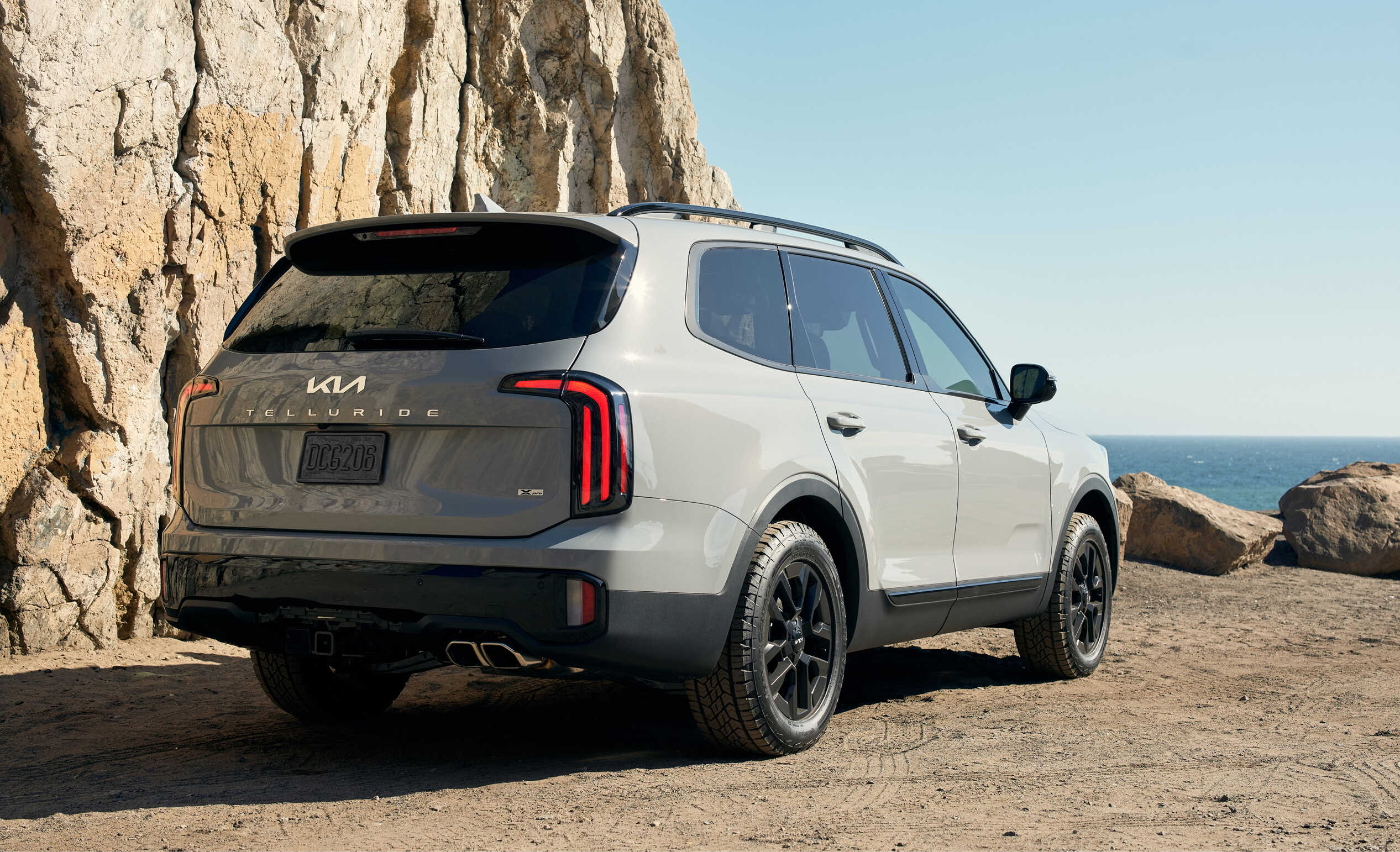 기아 텔루라이드가 바닷가에 정차한 후측면 모습