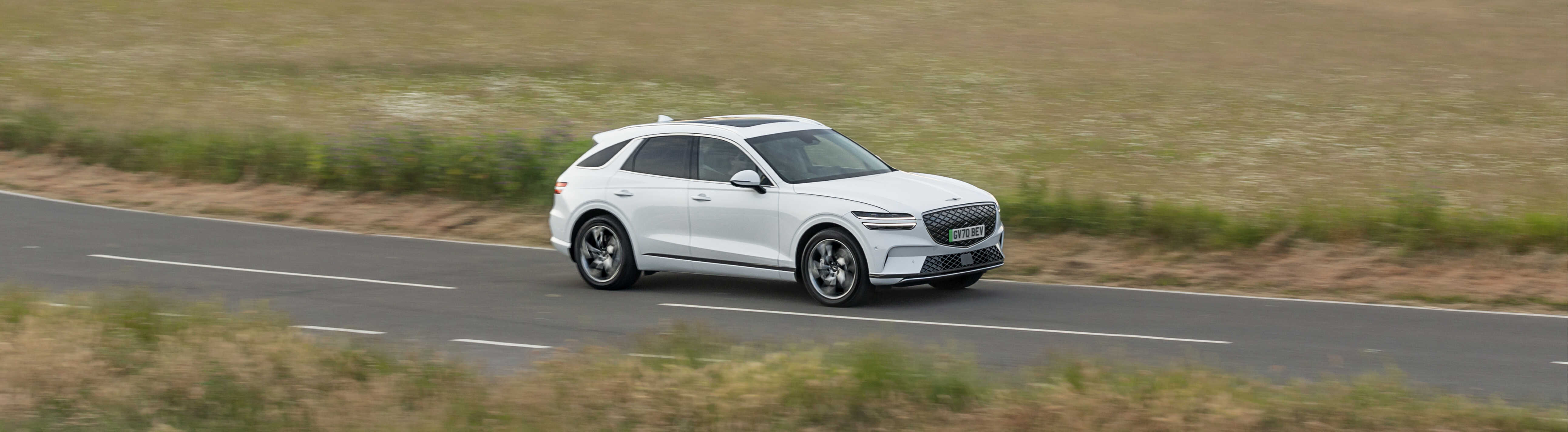 GV70 전동화 모델이 시골 도로를 주행하는 모습