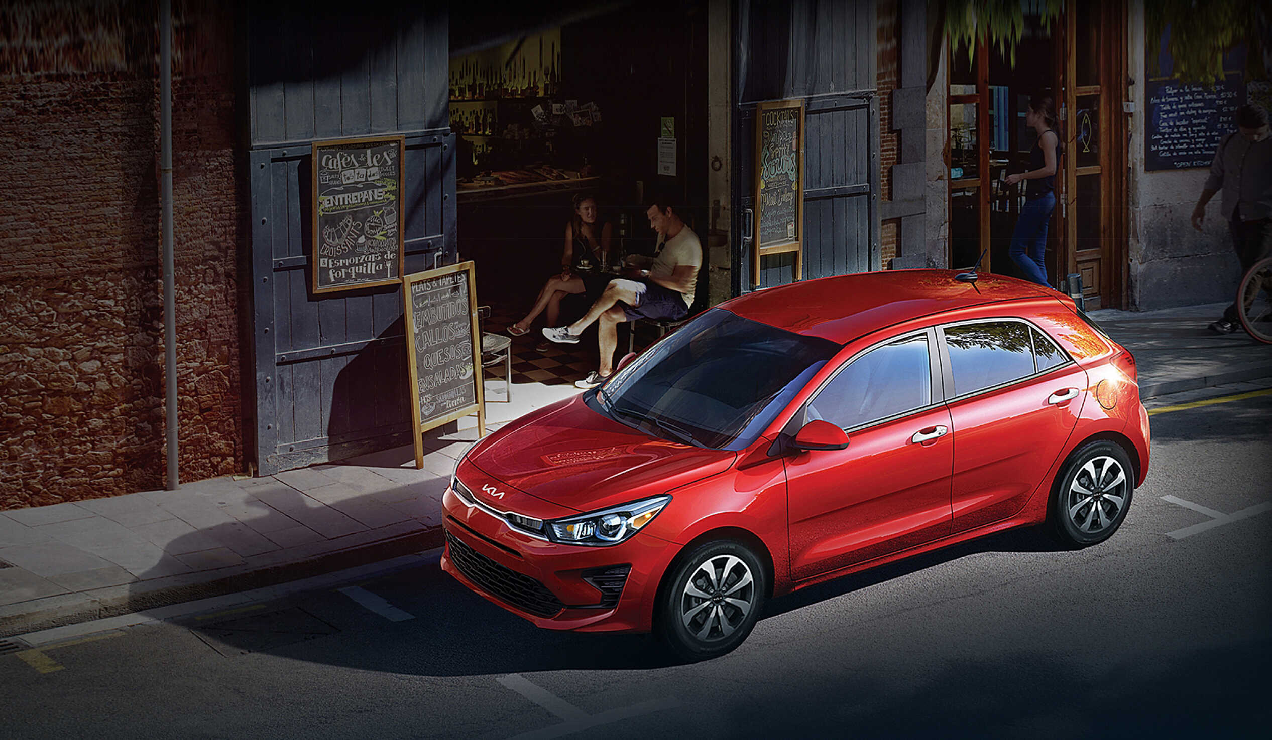 기아 리오가 도로가에 정차한 모습