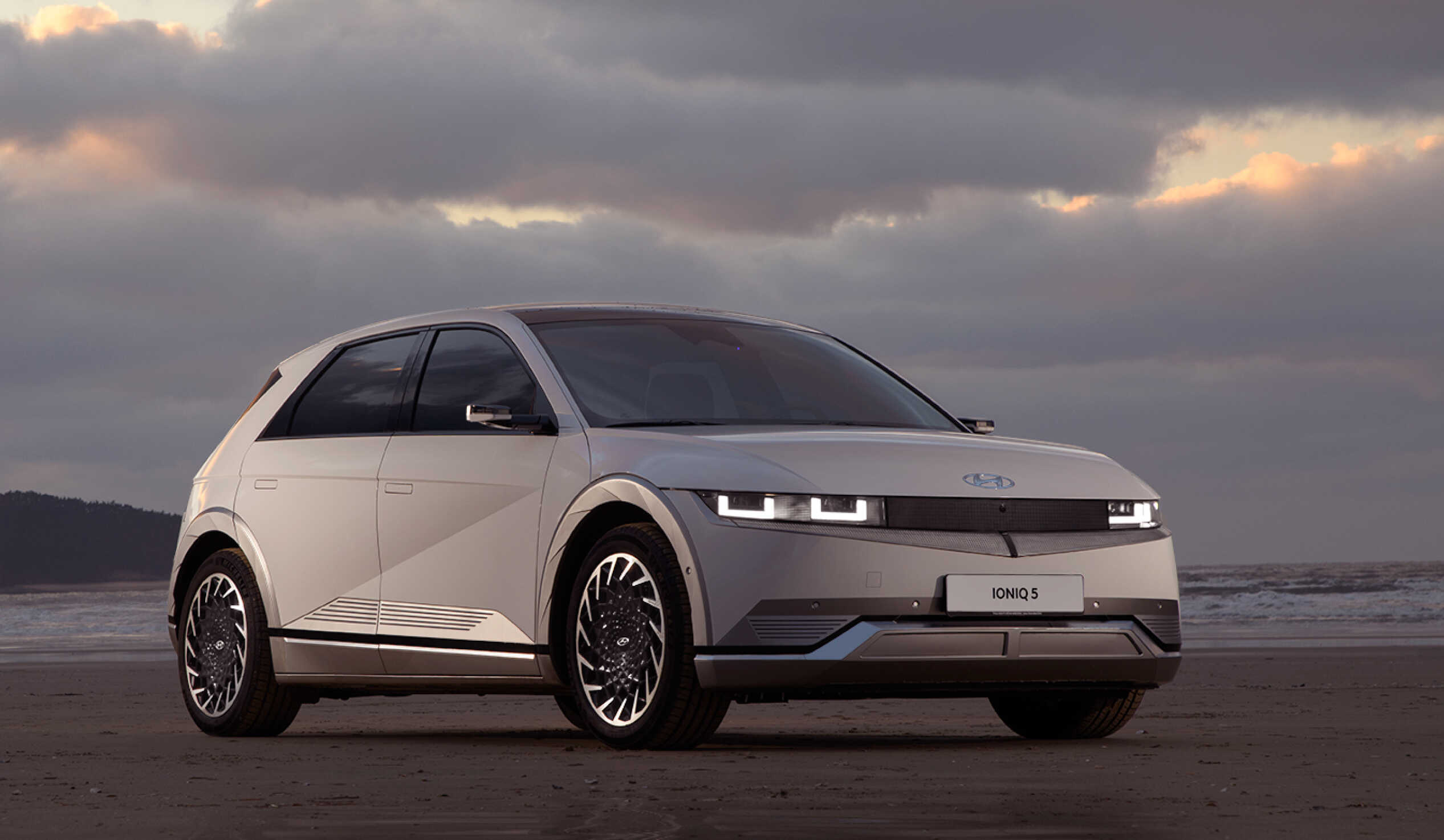 현대차 아이오닉 5가 해변 모래사장에 정차한 모습