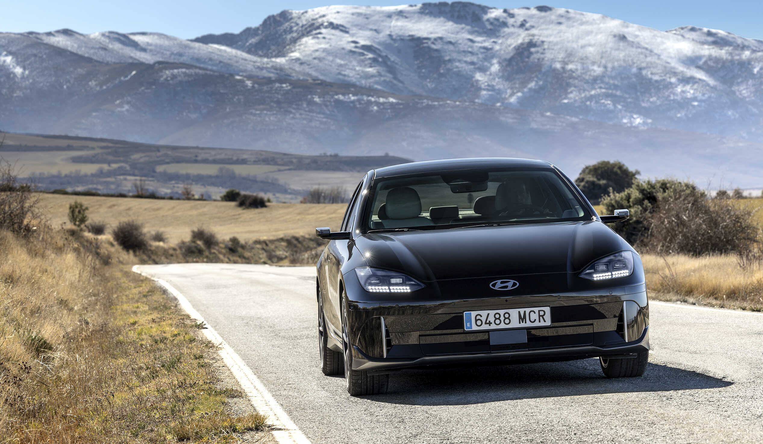 현대차 아이오닉 6가 시골 도로를 주행하는 모습