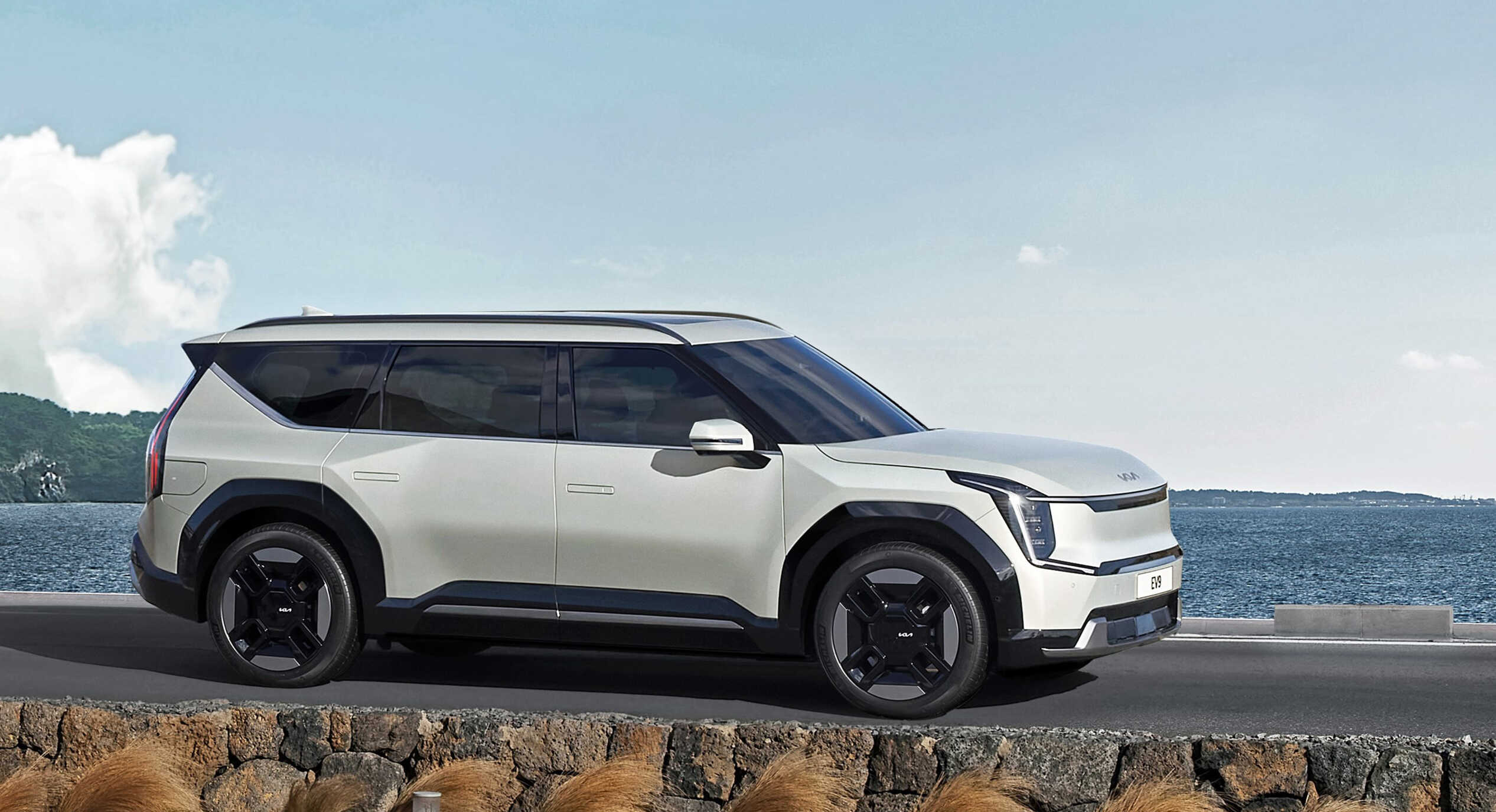 기아 EV9이 해변도로를 주행하는 모습