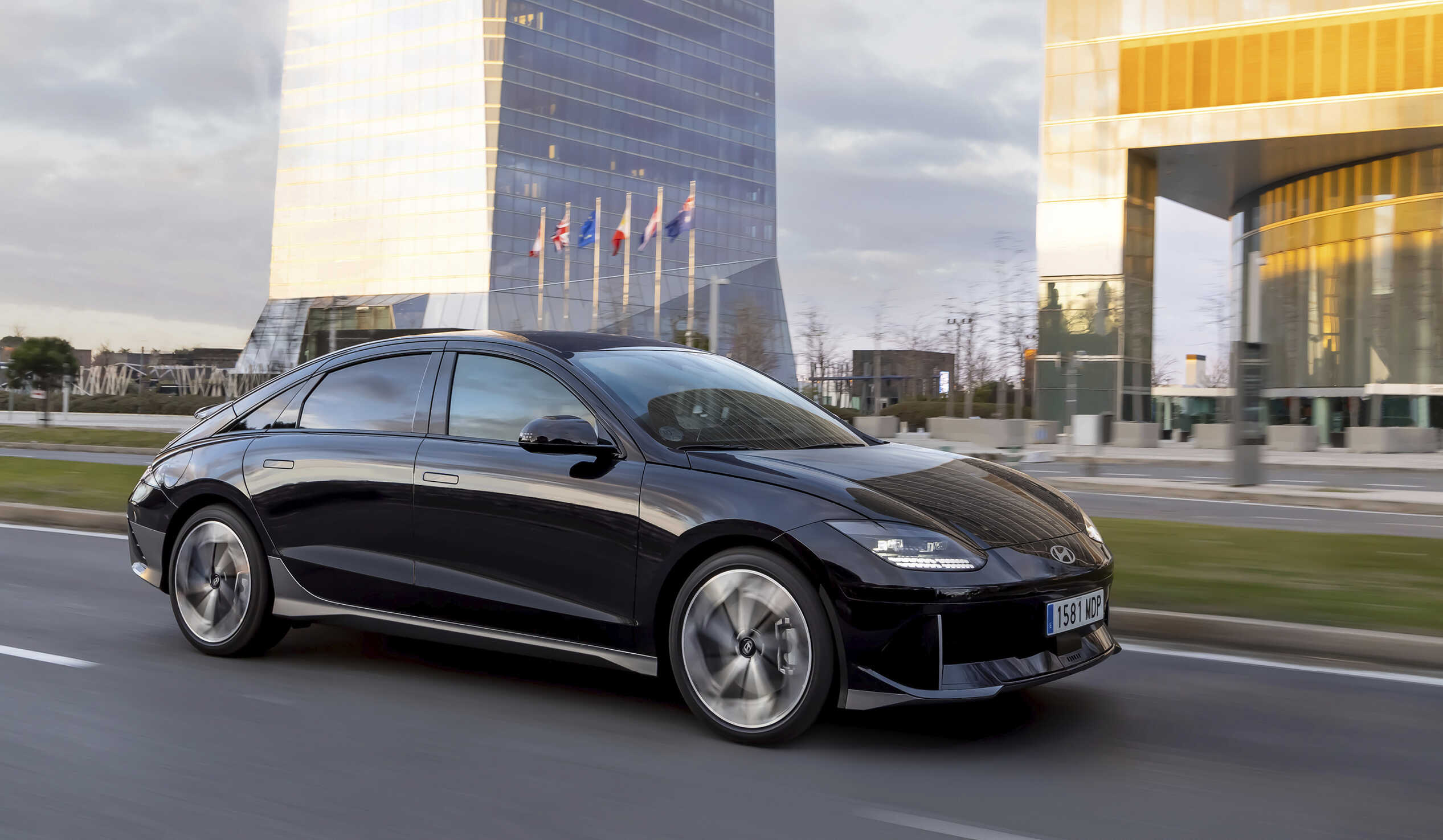 현대차 아이오닉 6가 마천루 사이를 주행하는 전측면 모습