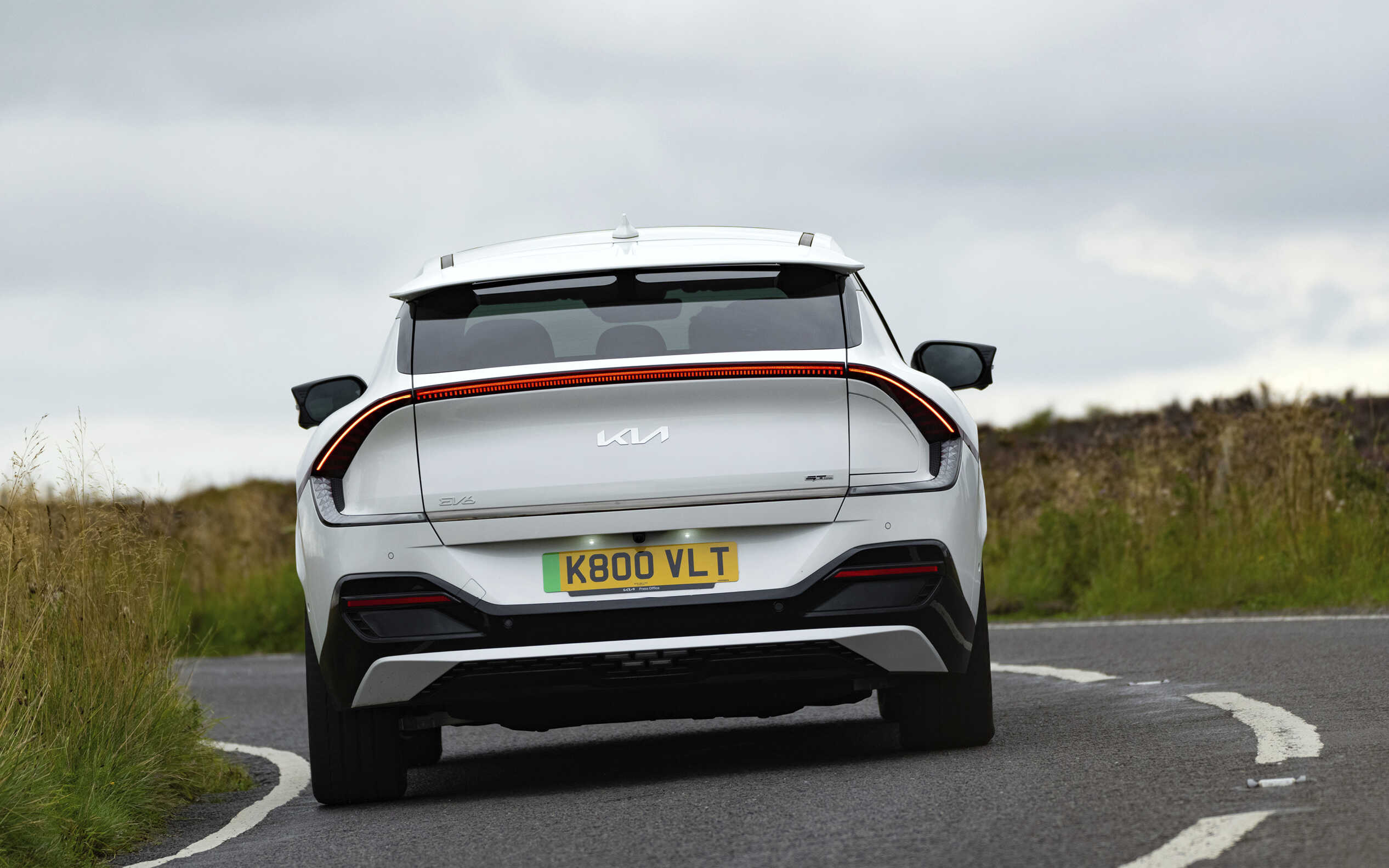 기아 EV6가 시골 도로를 주행하는 모습