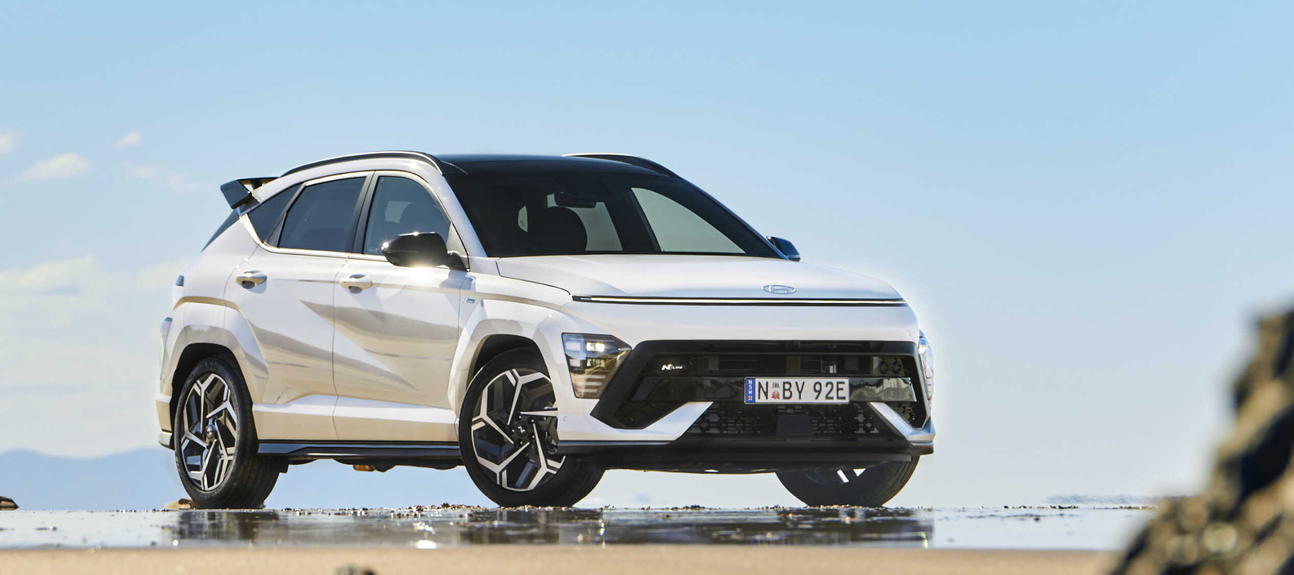 현대차 코나가 모래사장에 정차한 전측면 모습