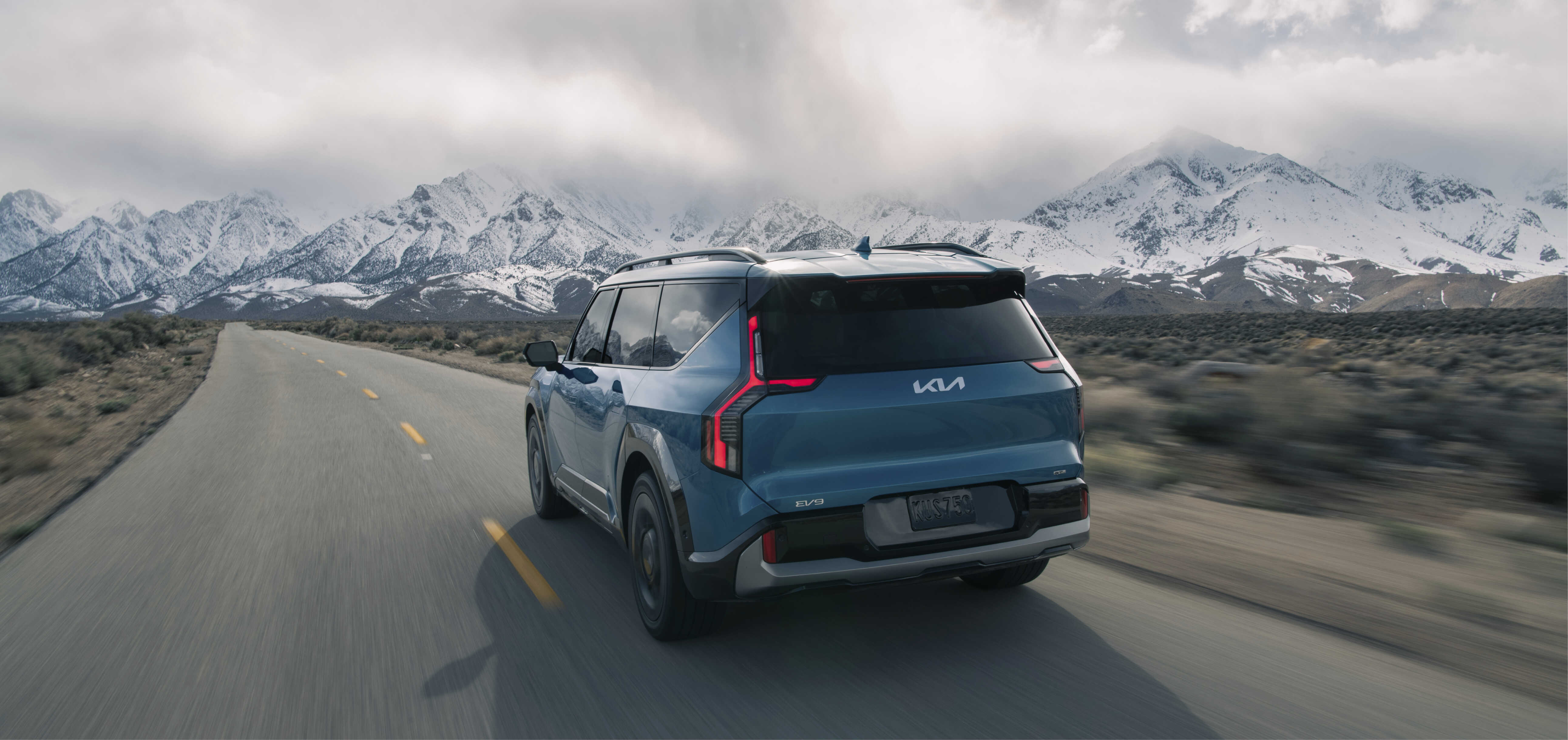 기아 EV9이 시골 도로를 주행하는 모습