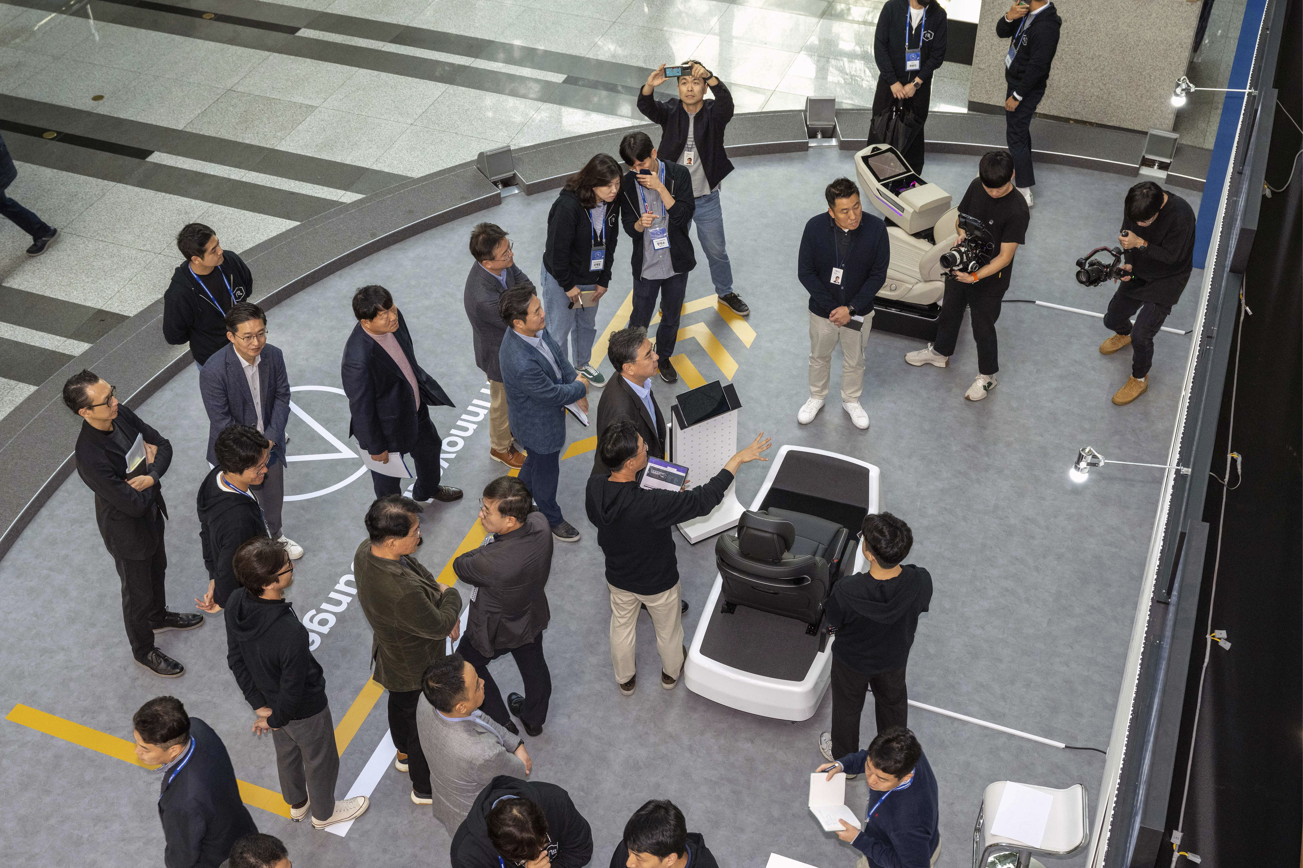 2023 오픈 이노베이션 라운지에 소개된 기술을 체험하고 있는 직원들