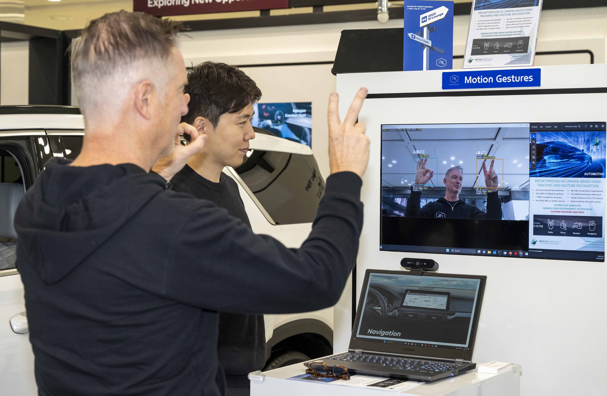 인포테인먼트 제스처 컨트롤을 시연하고 있는 모션 제스처 관계자