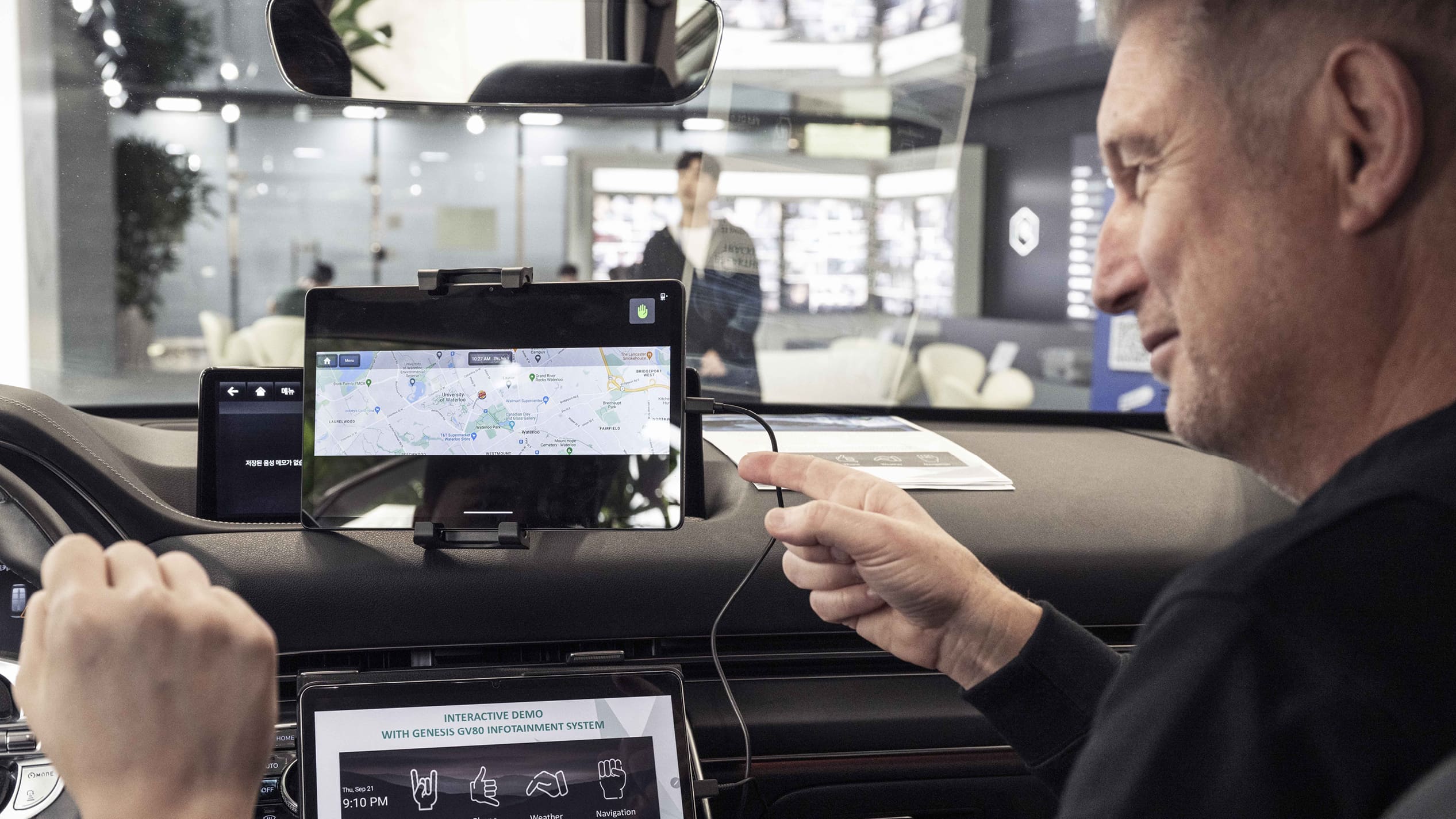 제스처 컨트롤을 직접 시연해보는 관계자