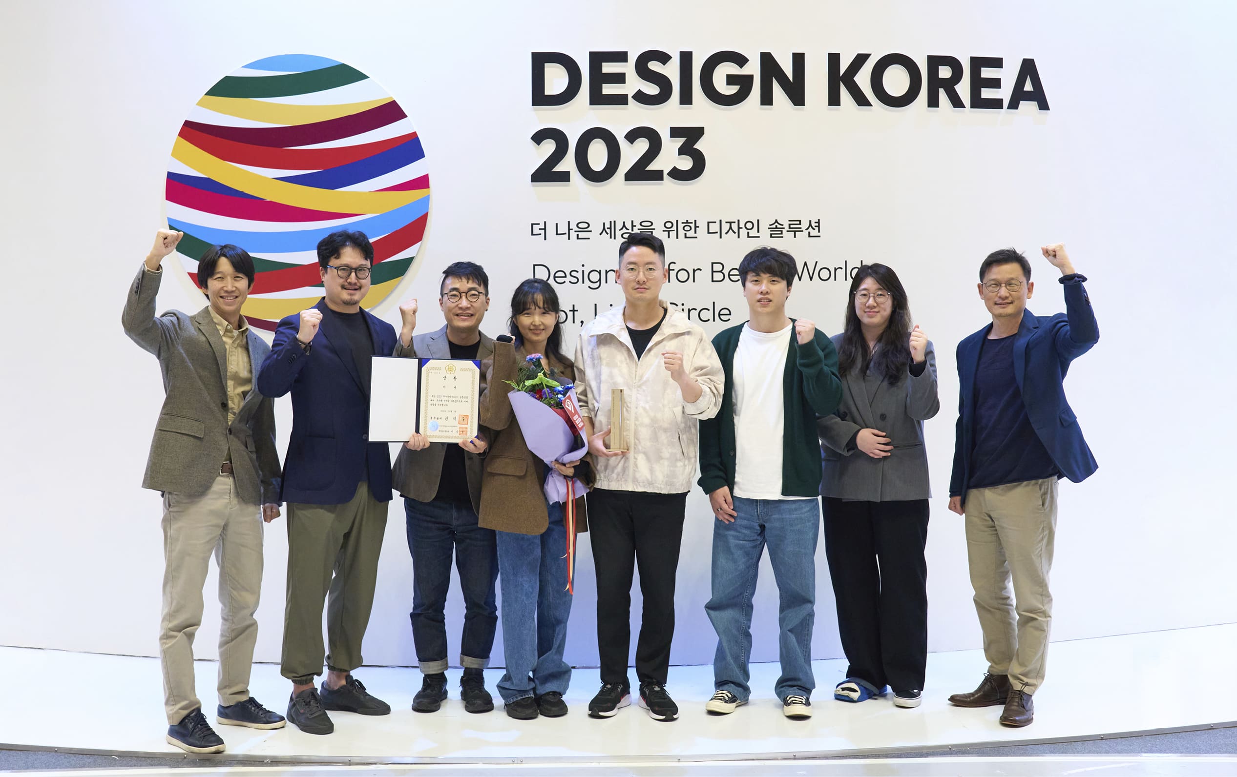우수디자인 상품선정에서 수상한 인포테인먼트 개발자들의 단체사진
