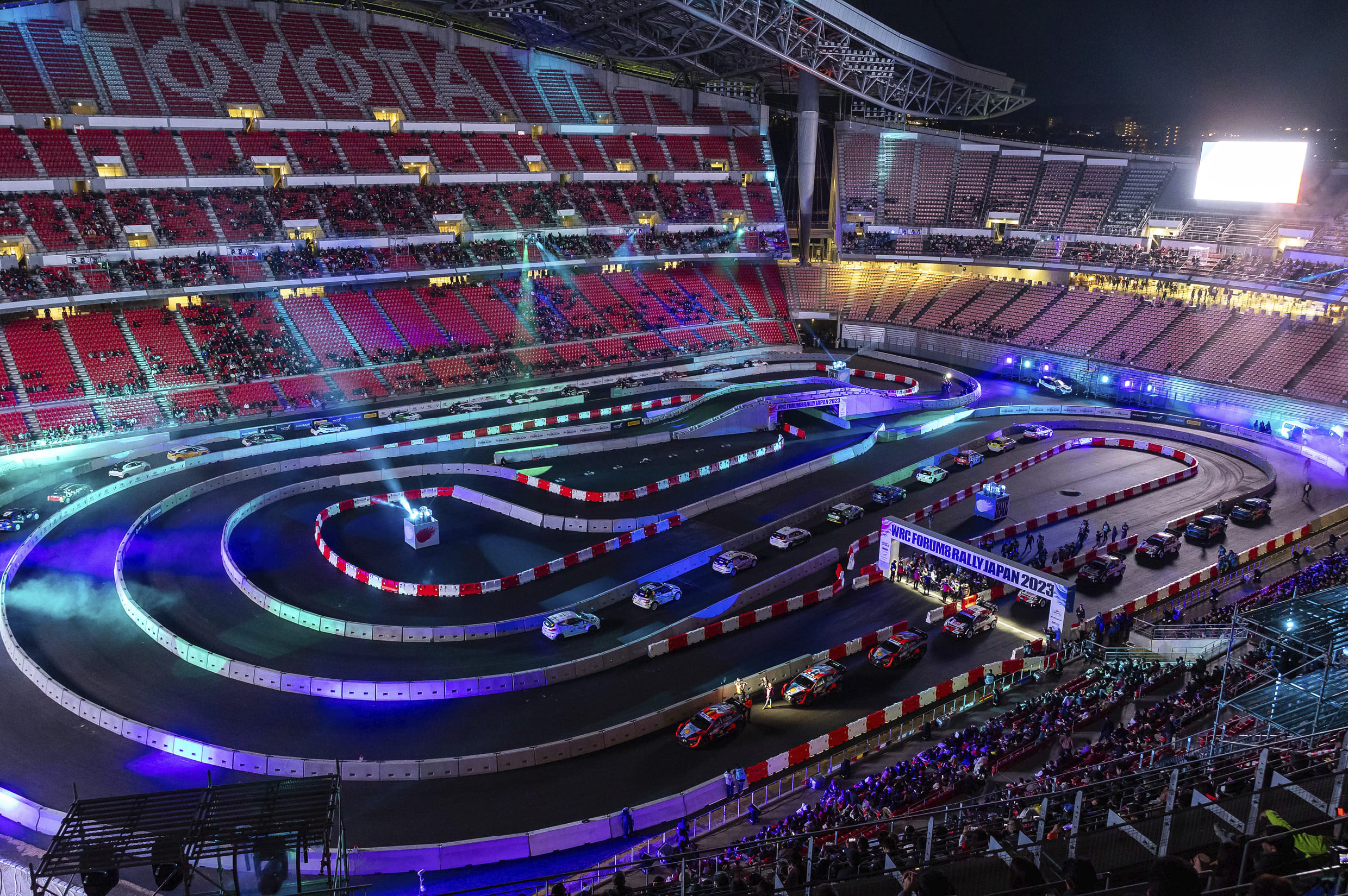 일본 랠리 개막전이 열린 도요타 스타디움의 특설 무대 모습