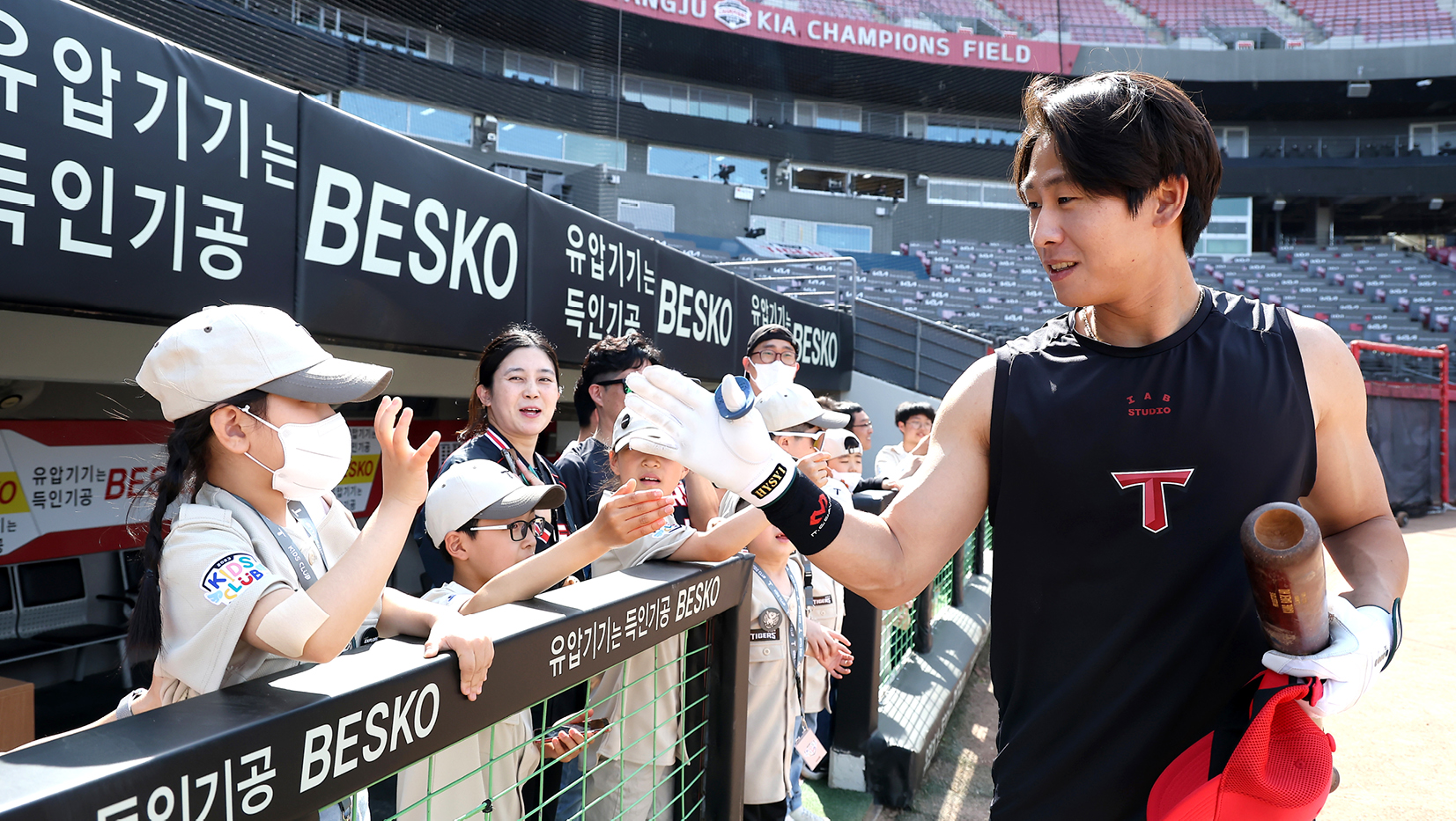 타이거즈 키즈 클럽에 가입한 유소년들이 그라운드 투어를 통해 선수와 만나고 있다
