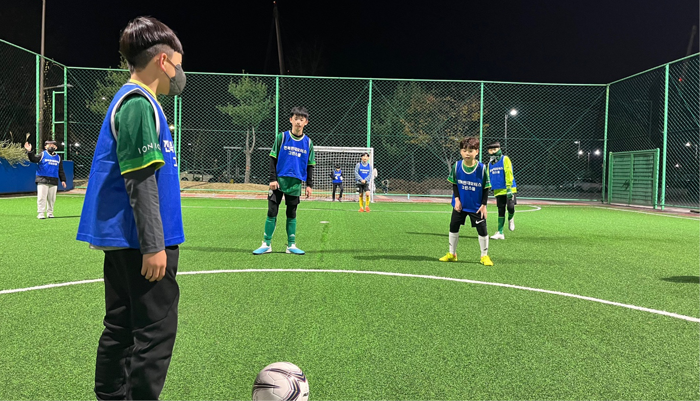 그린스쿨에서 연습경기를 펼치는 유소년 선수들