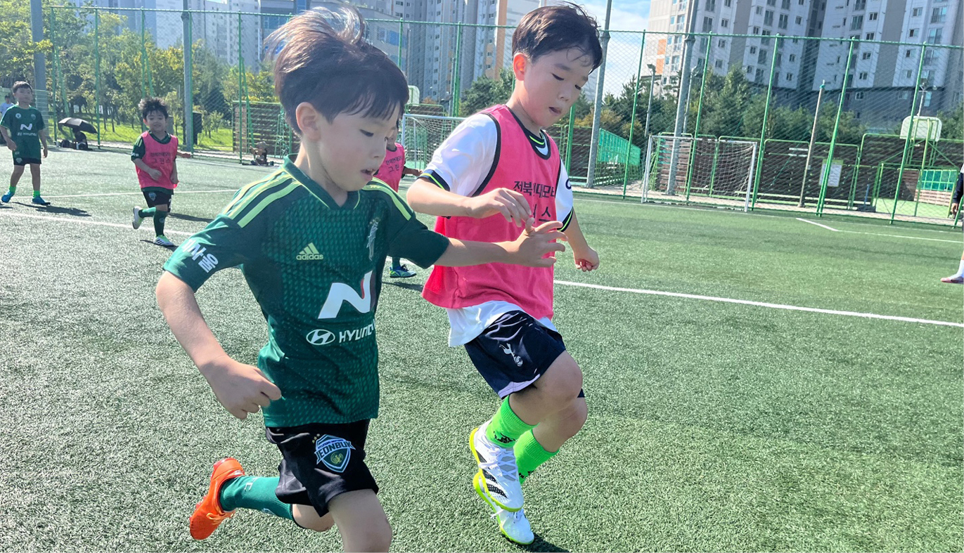 그린스쿨에서 연습경기를 펼치는 유소년 선수들