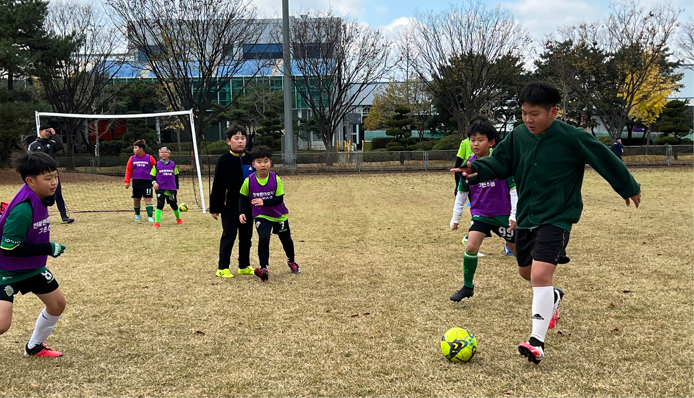 그린스쿨에서 연습경기를 펼치는 유소년 선수들