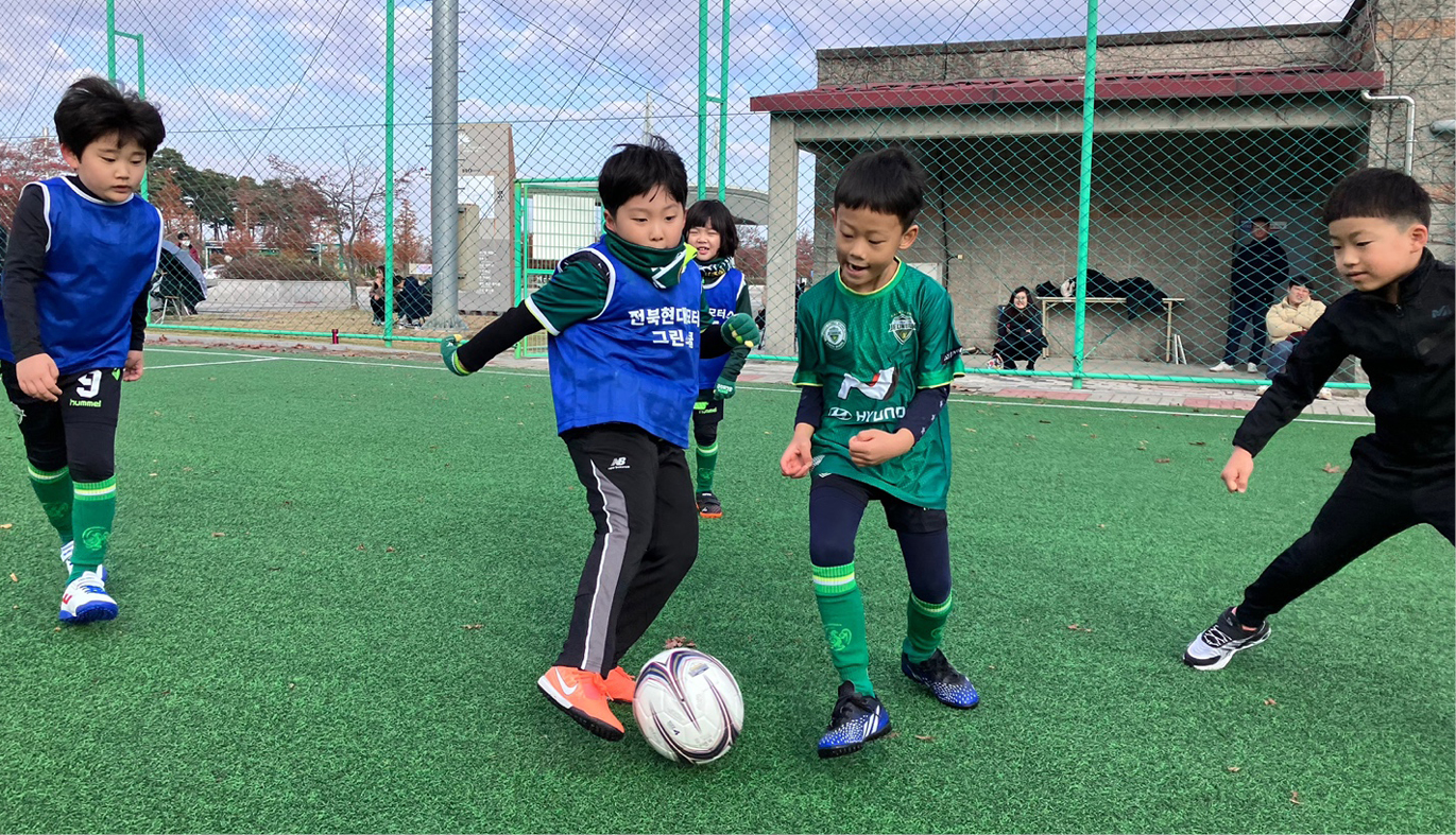 그린스쿨에서 연습경기를 펼치는 유소년 선수들