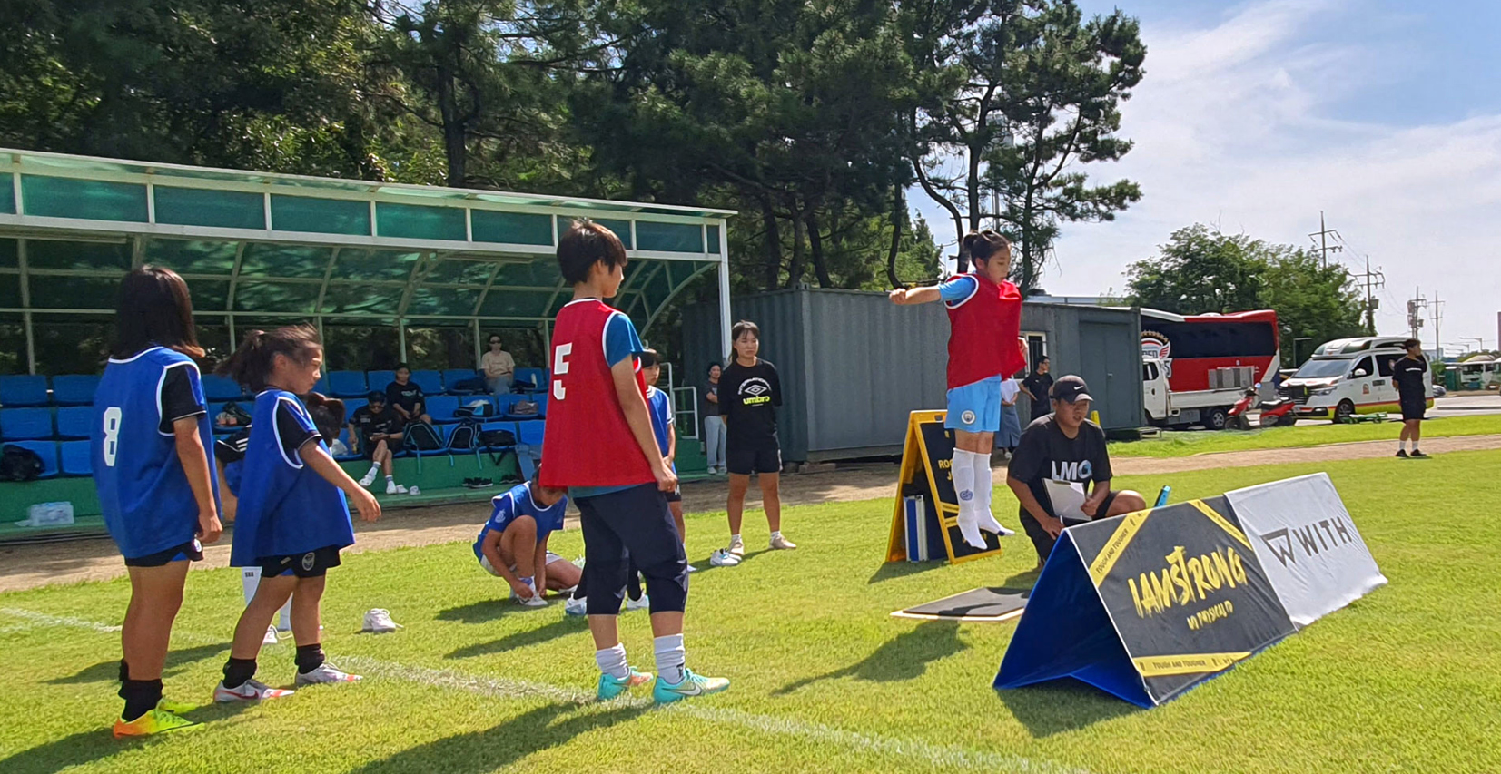 현대제철 레드엔젤스가 인천 지역 중고교 여자축구부 입단테스트를 지원했다.