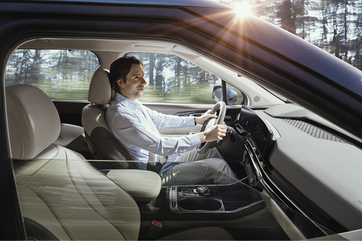 더 뉴 카니발을 운전하고 있는 남자의 모습