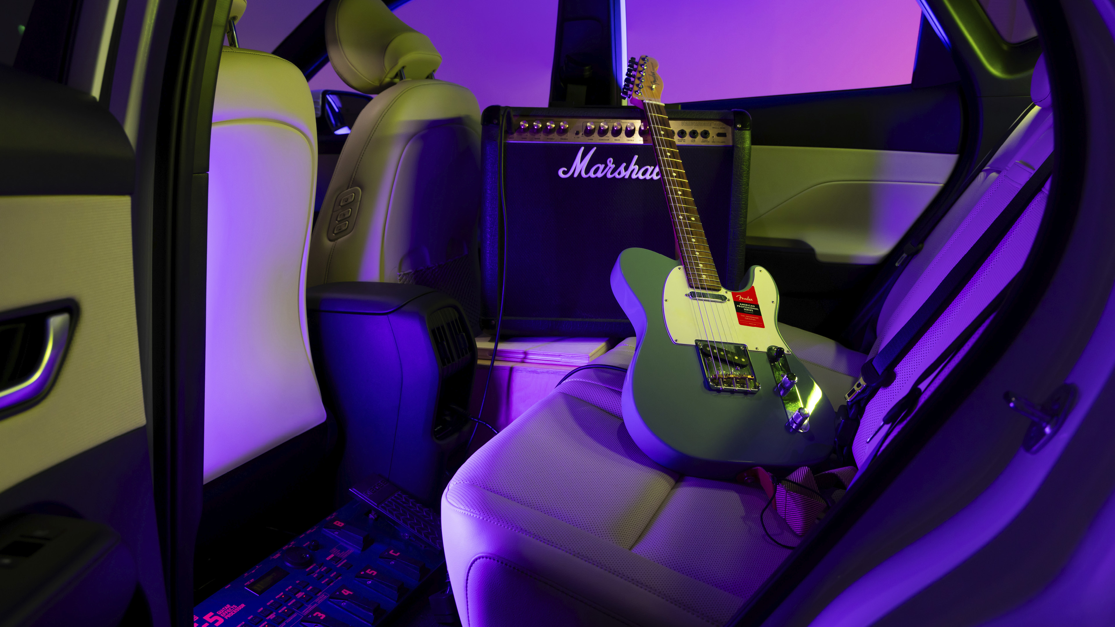 코나 일렉트릭 2열에 놓인 기타