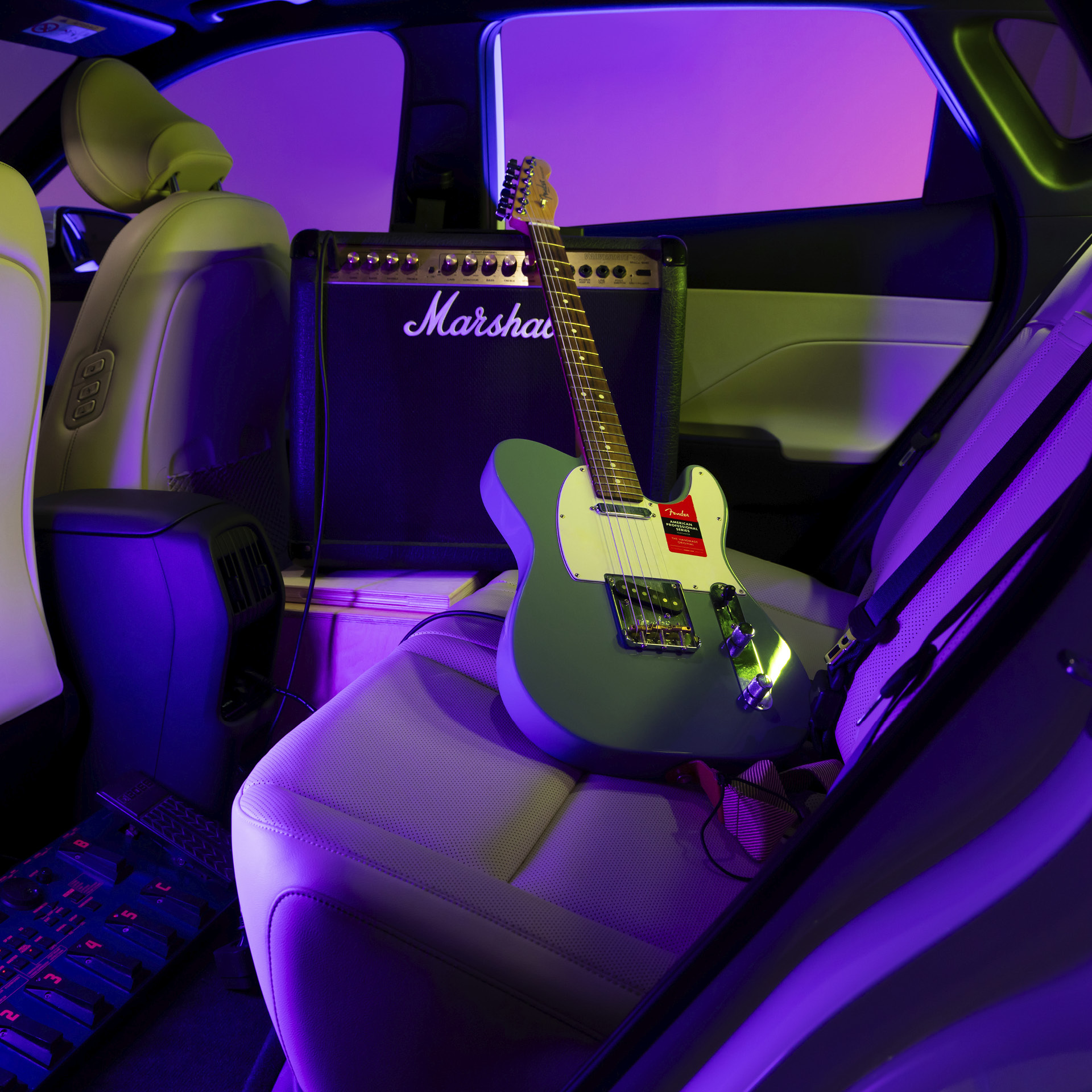 코나 일렉트릭 2열에 놓인 기타