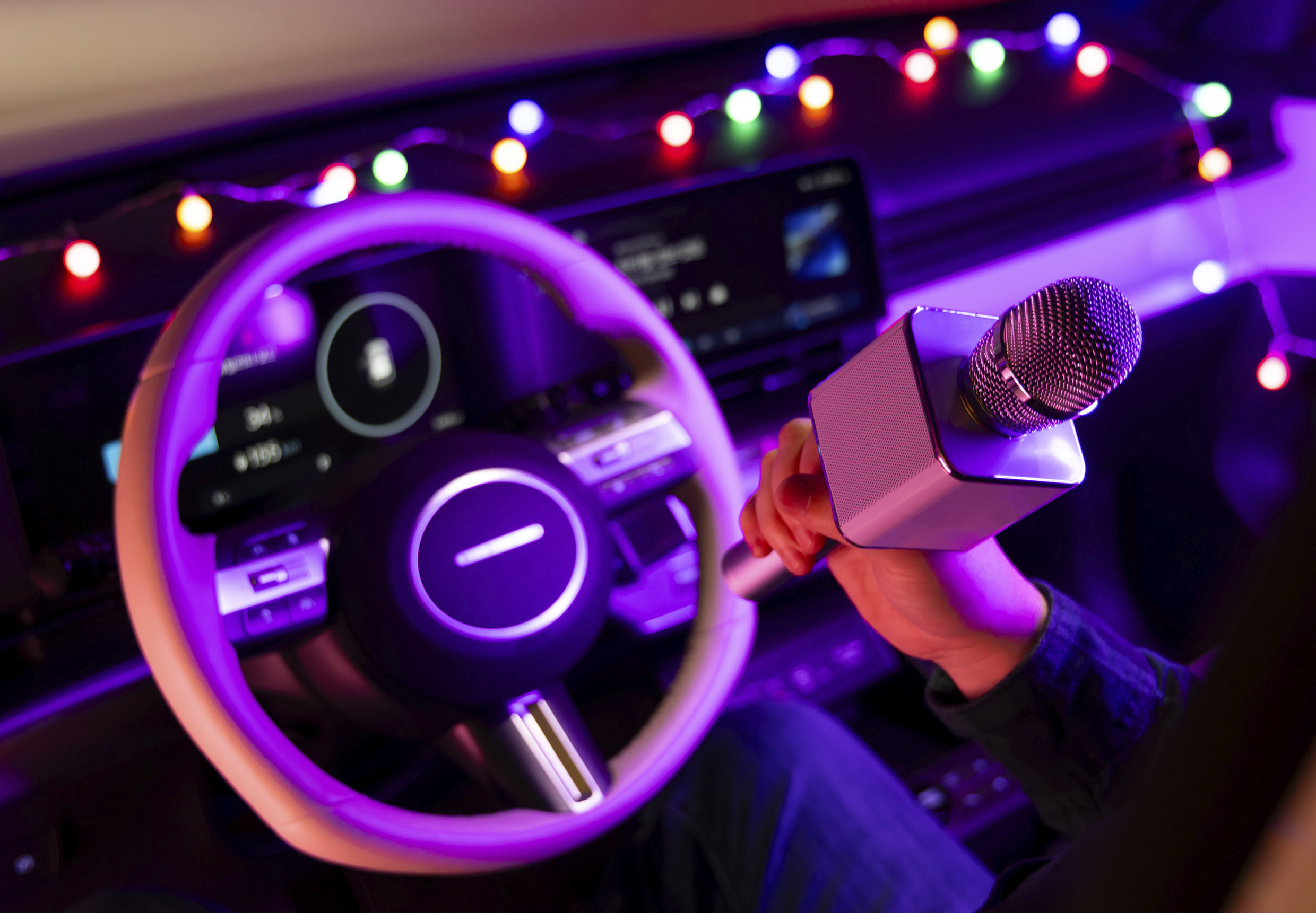 코나 일렉트릭에서 노래를 부르는 사람의 모습